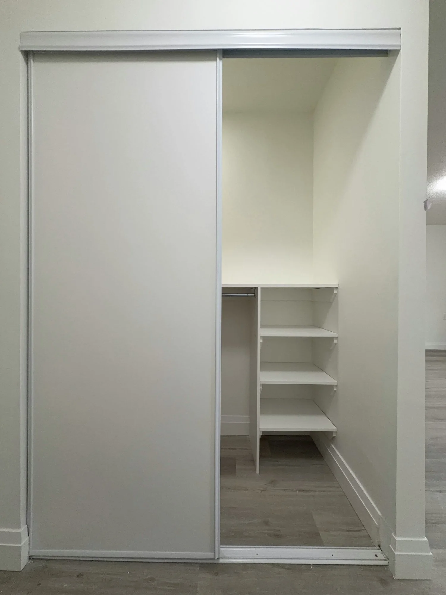 apartment-unit-closet-sliding-door-white-london-ontario-01.jpg
