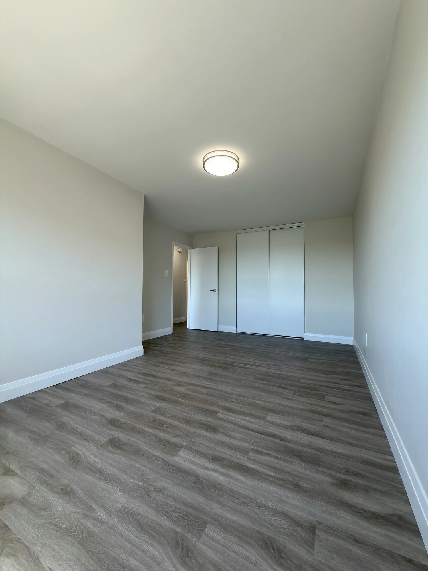 empty-bedroom-new-vinyl-floor-closets-london-ontario-01.jpg