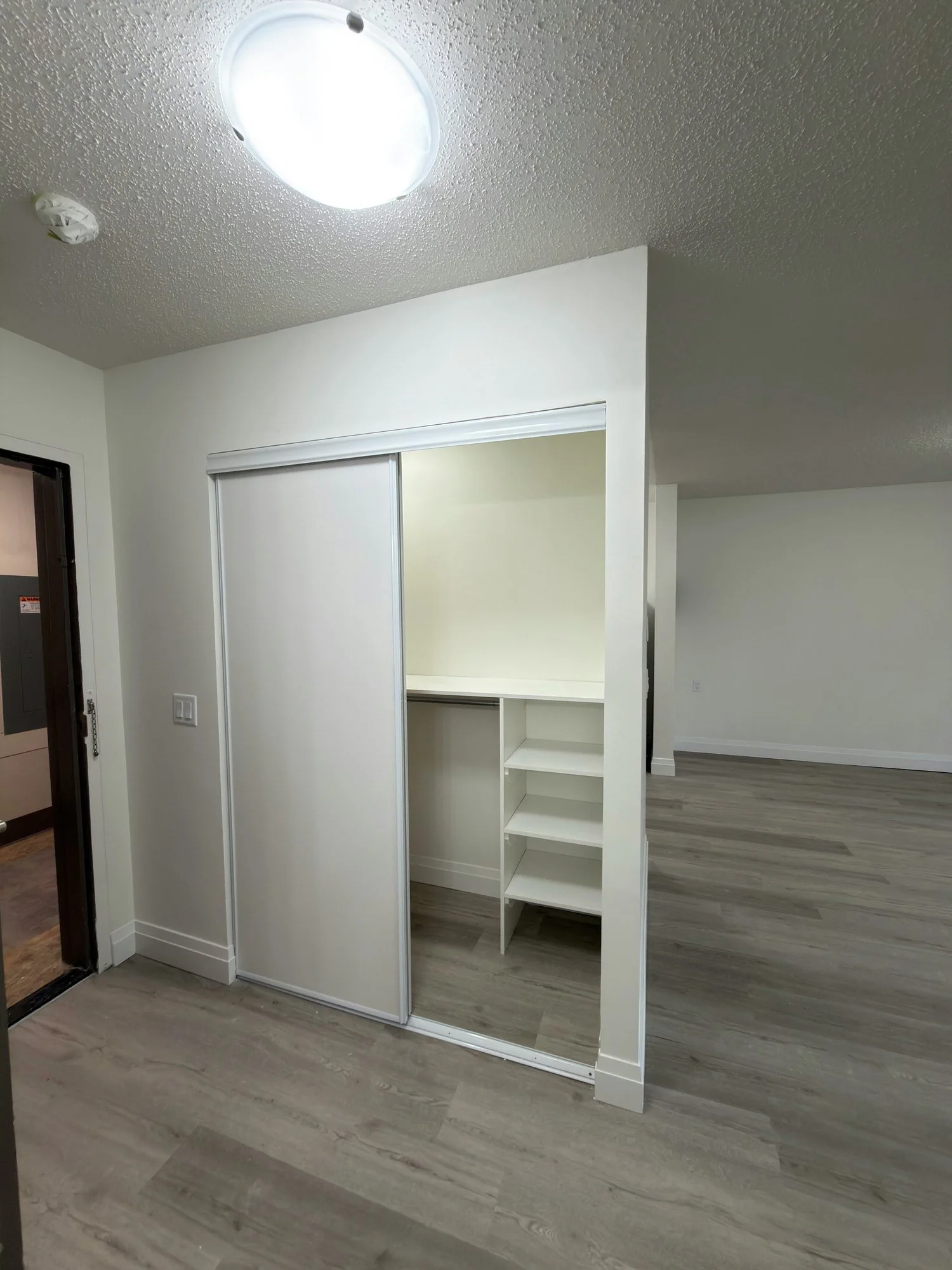 finished-apartment-room-closet-new-vinyl-floor-london-ontario-01.jpg