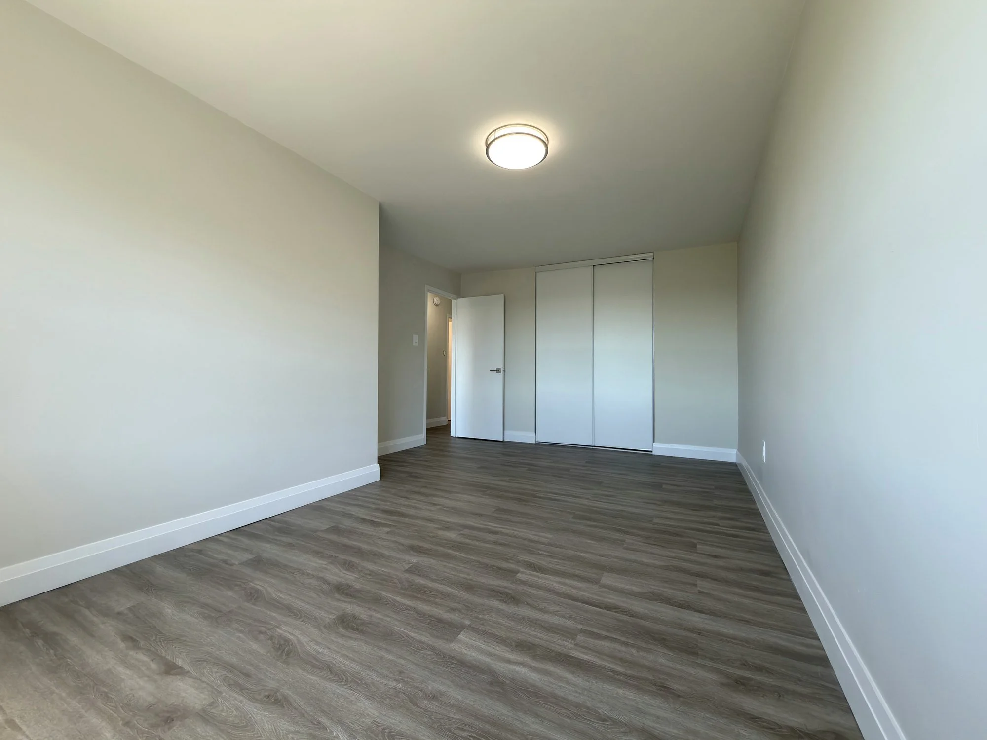 empty-room-new-vinyl-plank-floor-london-ontario-01.jpg