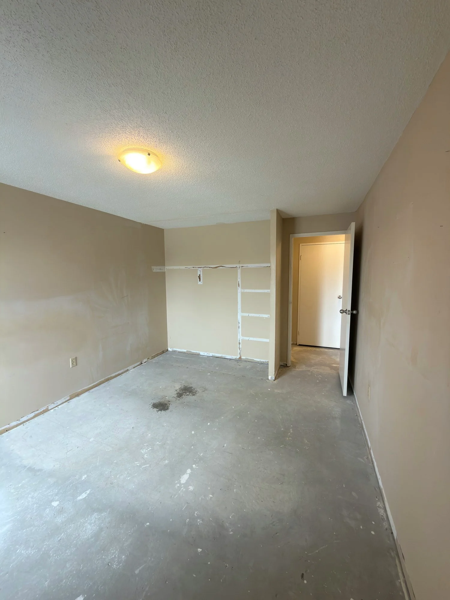 bedroom-carpet-removed-bare-concrete-floor-st-thomas-ontario-01.jpg