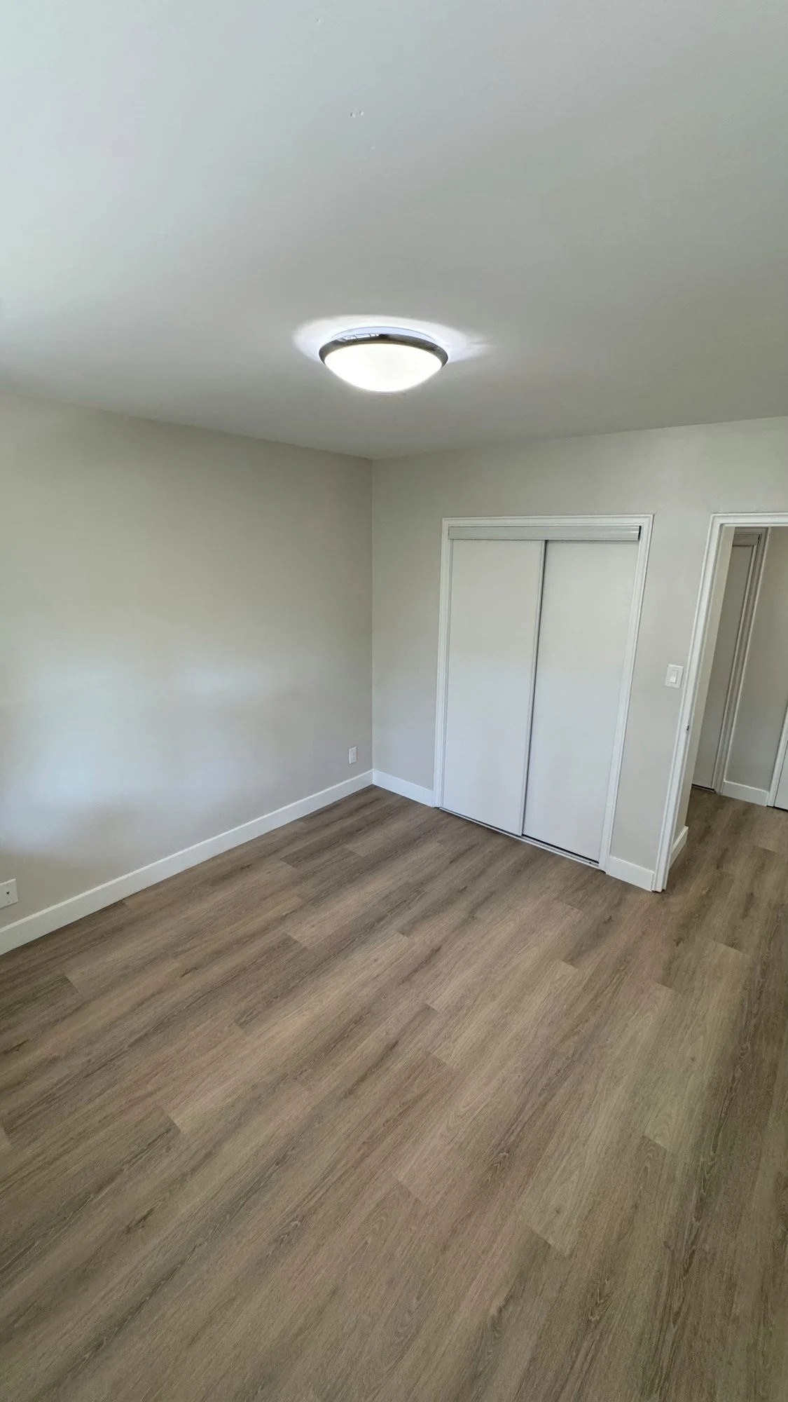 empty-bedroom-closet-painting-flooring-london-ontario-01.jpg