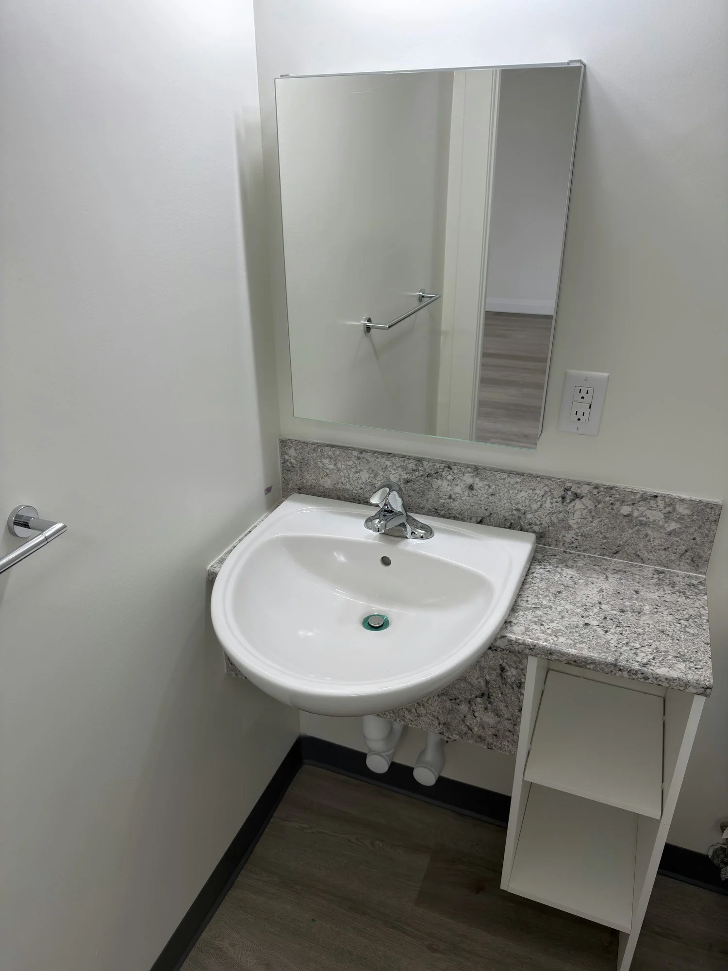 accessible-wall-hung-sink-knee-space-mirror-london-ontario-01.jpg