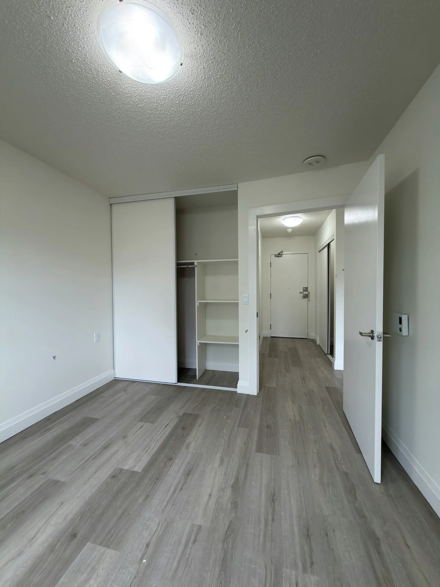apartment-unit-empty-room-closet-vinyl-london-ontario-01.jpg