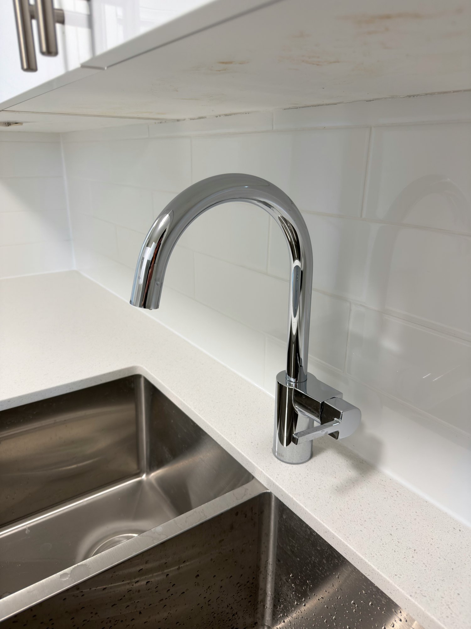 kitchen-faucet-stainless-sink-closeup-london-ontario-01.jpg