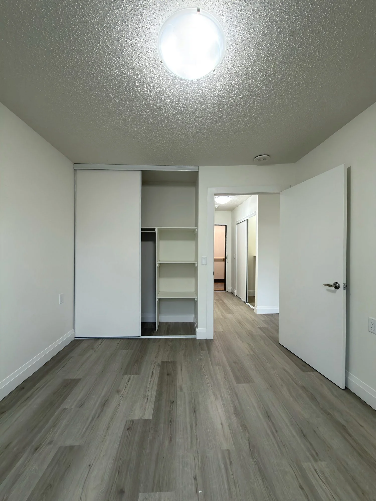 finished-room-closet-gray-vinyl-floor-london-ontario-01.jpg