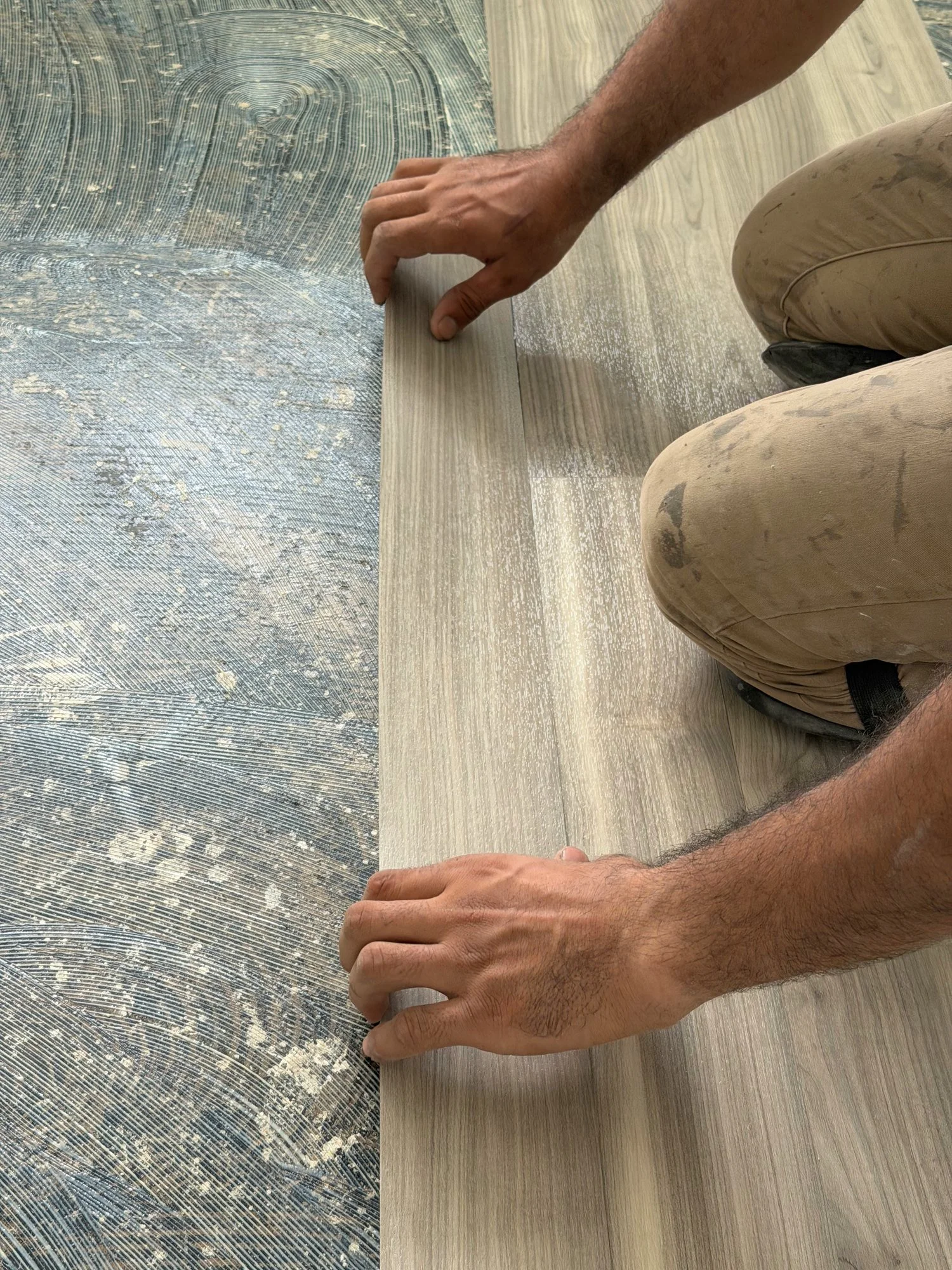 closeup-laying-wood-look-vinyl-plank-windsor-ontario-01.jpg