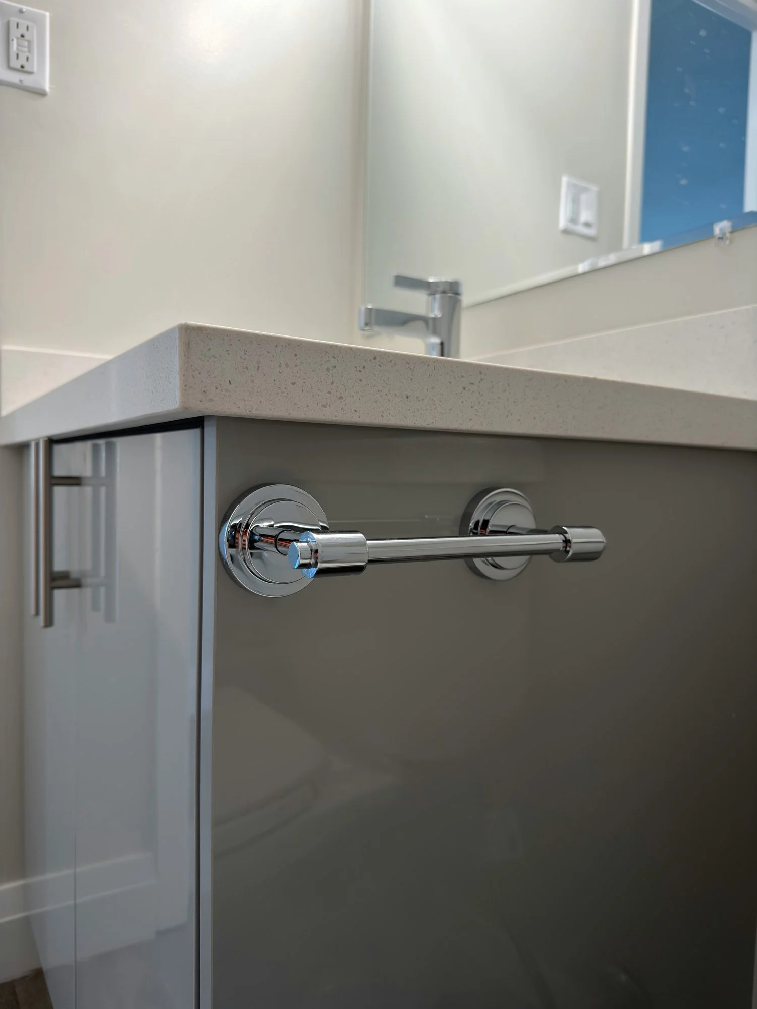bathroom-vanity-towel-bar-detail-london-ontario-01.jpg