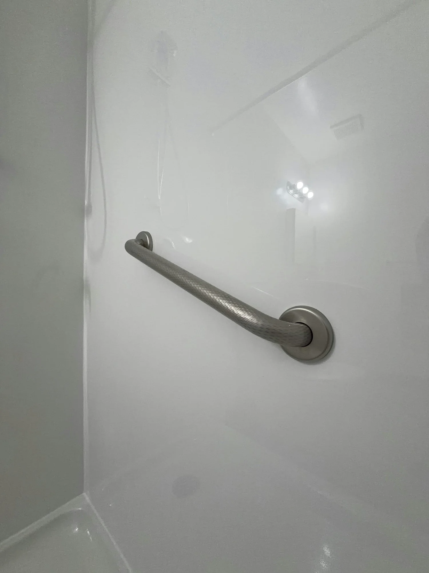 accessible-shower-wall-angled-grab-bar-london-ontario-01.jpg