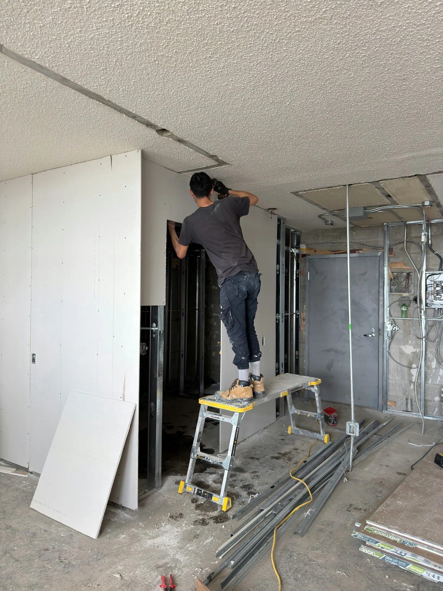 worker-on-platform-hanging-drywall-windsor-ontario-01.jpg