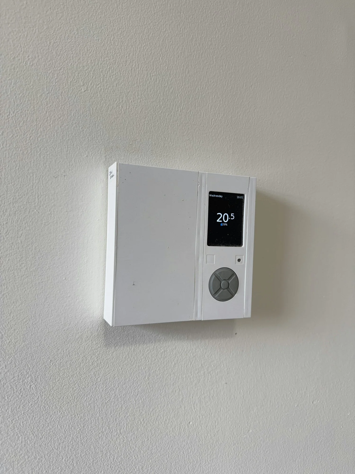 wall-mounted-digital-thermostat-display-london-ontario-01.jpg
