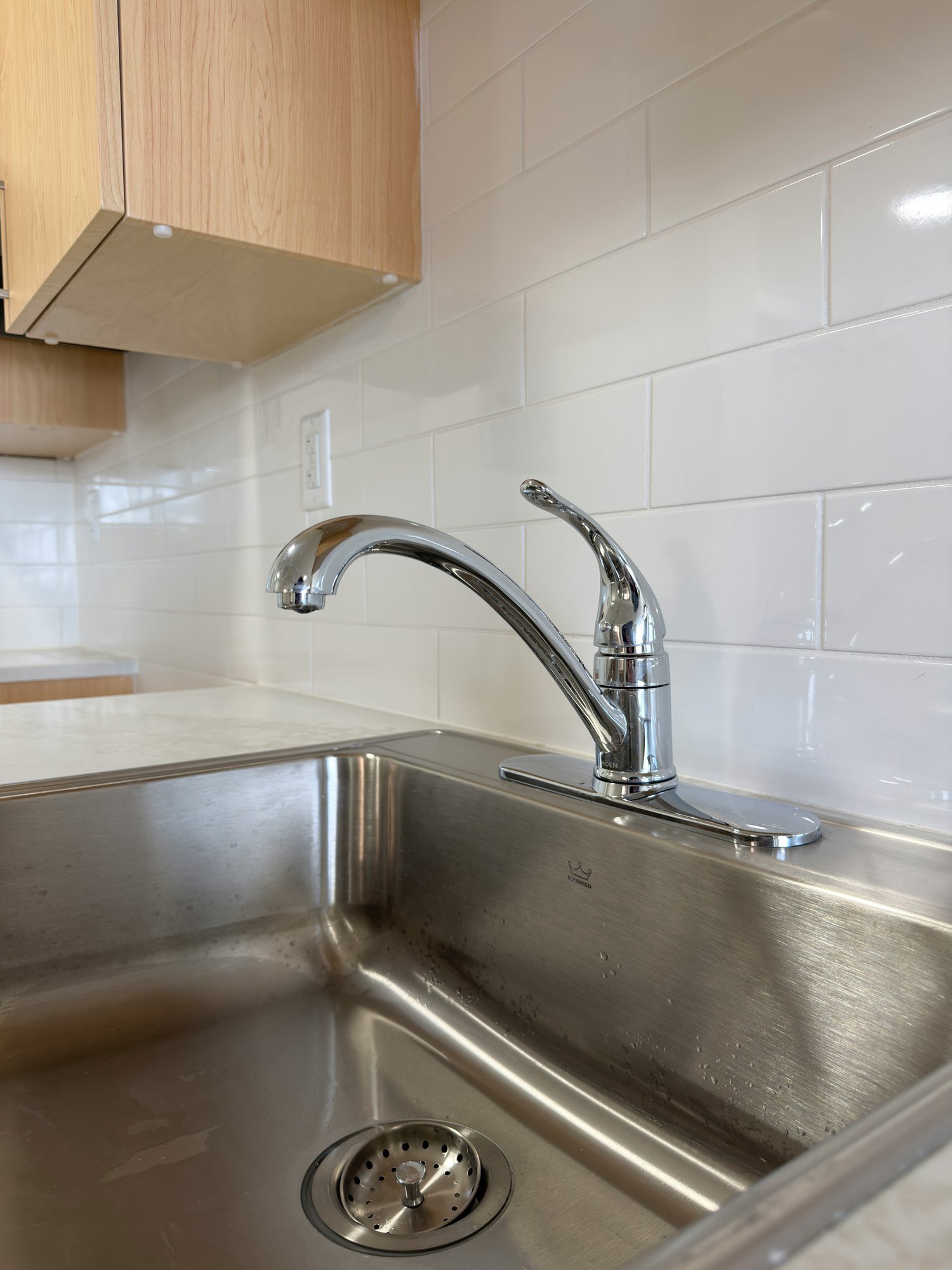 kitchen-stainless-sink-faucet-tile-backsplash-windsor-ontario-01.jpg