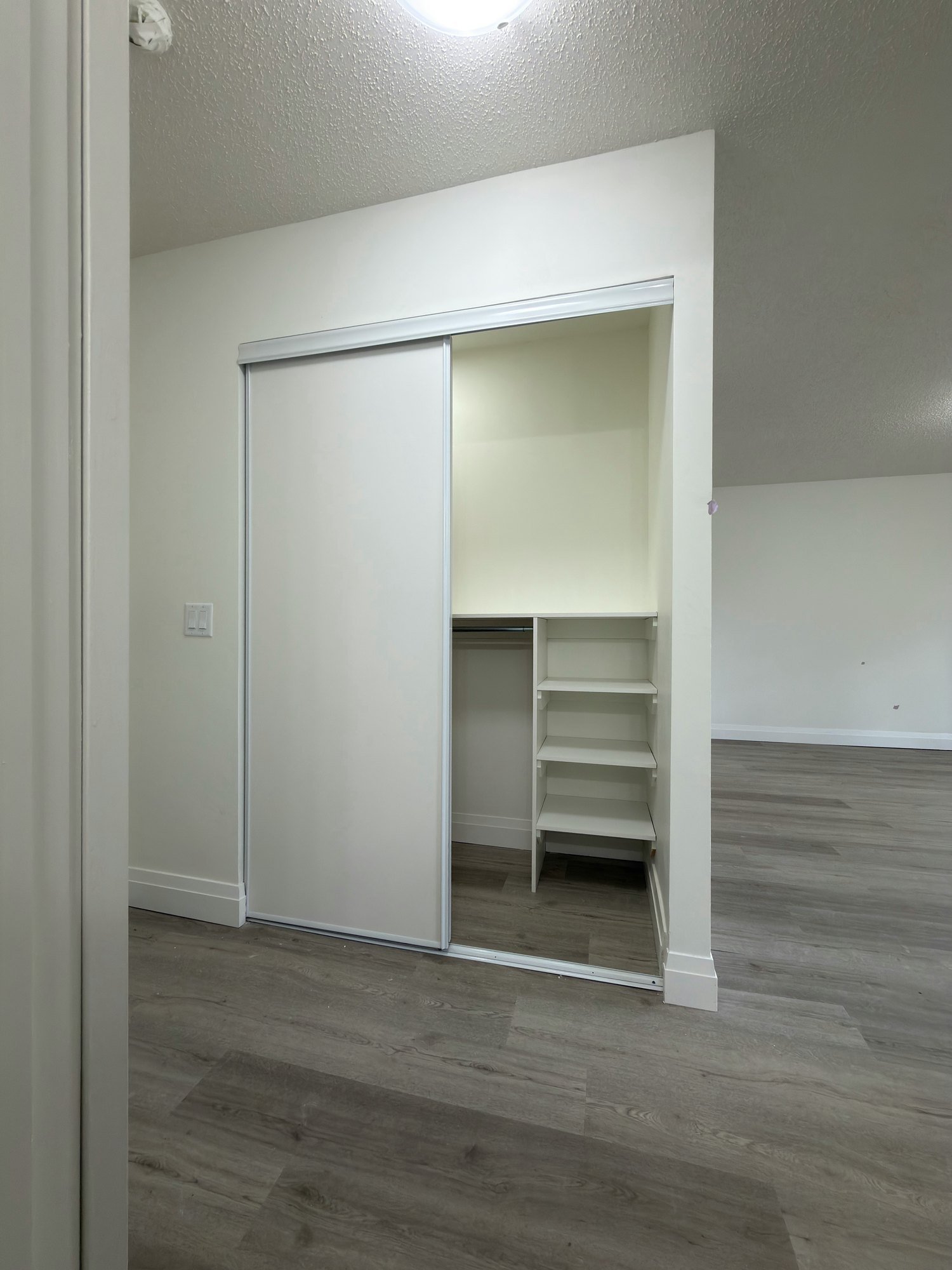 apartment-unit-sliding-closet-door-shelving-london-ontario-01.jpg