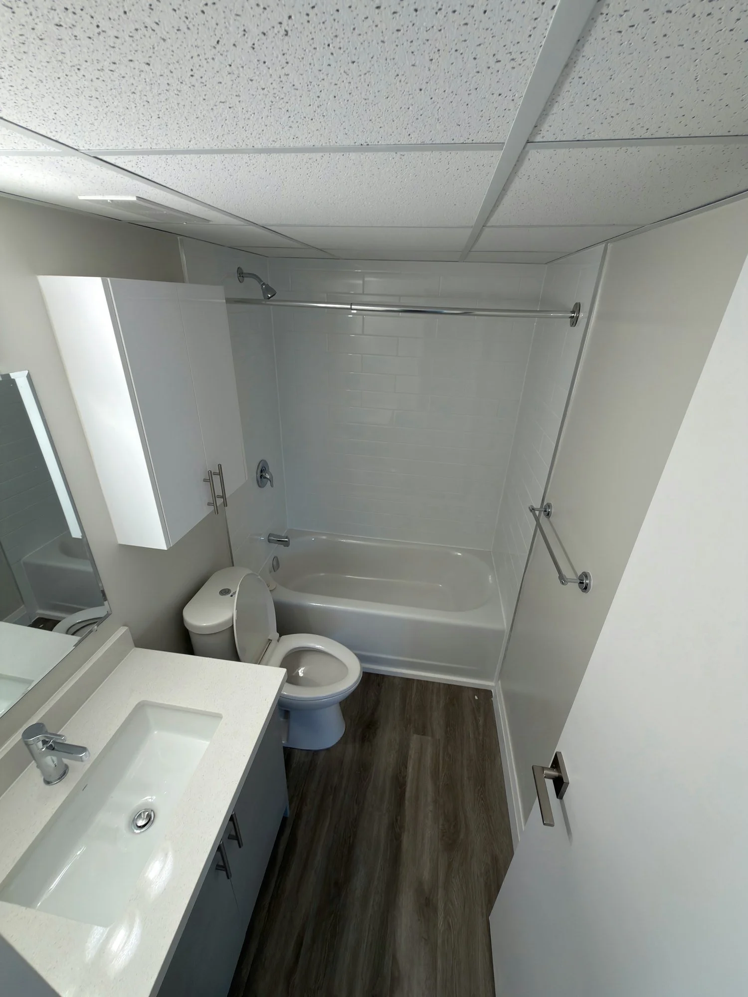 finished-bathroom-new-tub-surround-vanity-london-ontario-01.jpg