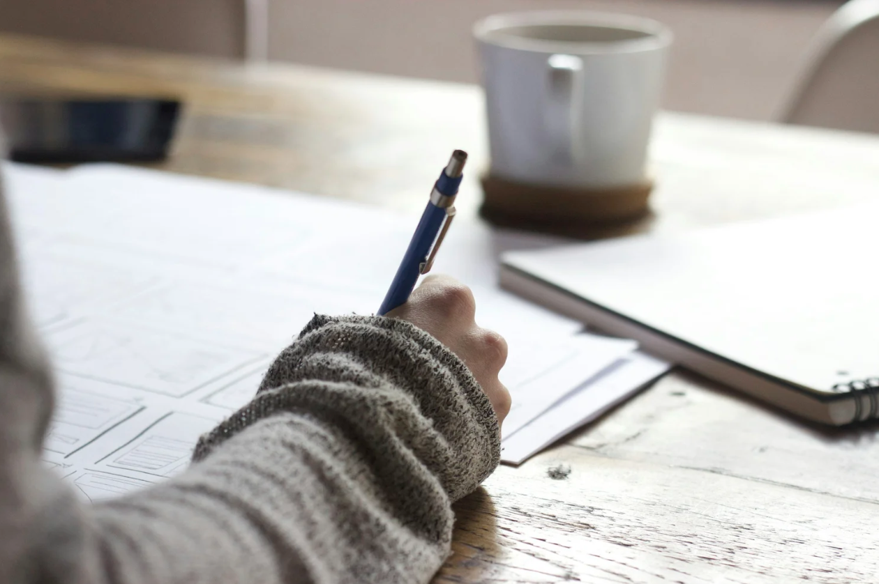 10 esercizi di scrittura terapeutica per conoscersi meglio