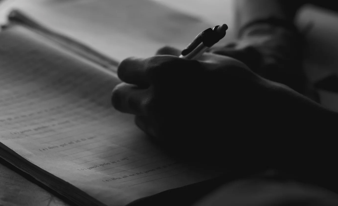 Emozioni e pensieri: 5 esercizi di scrittura terapeutica per fare chiarezza