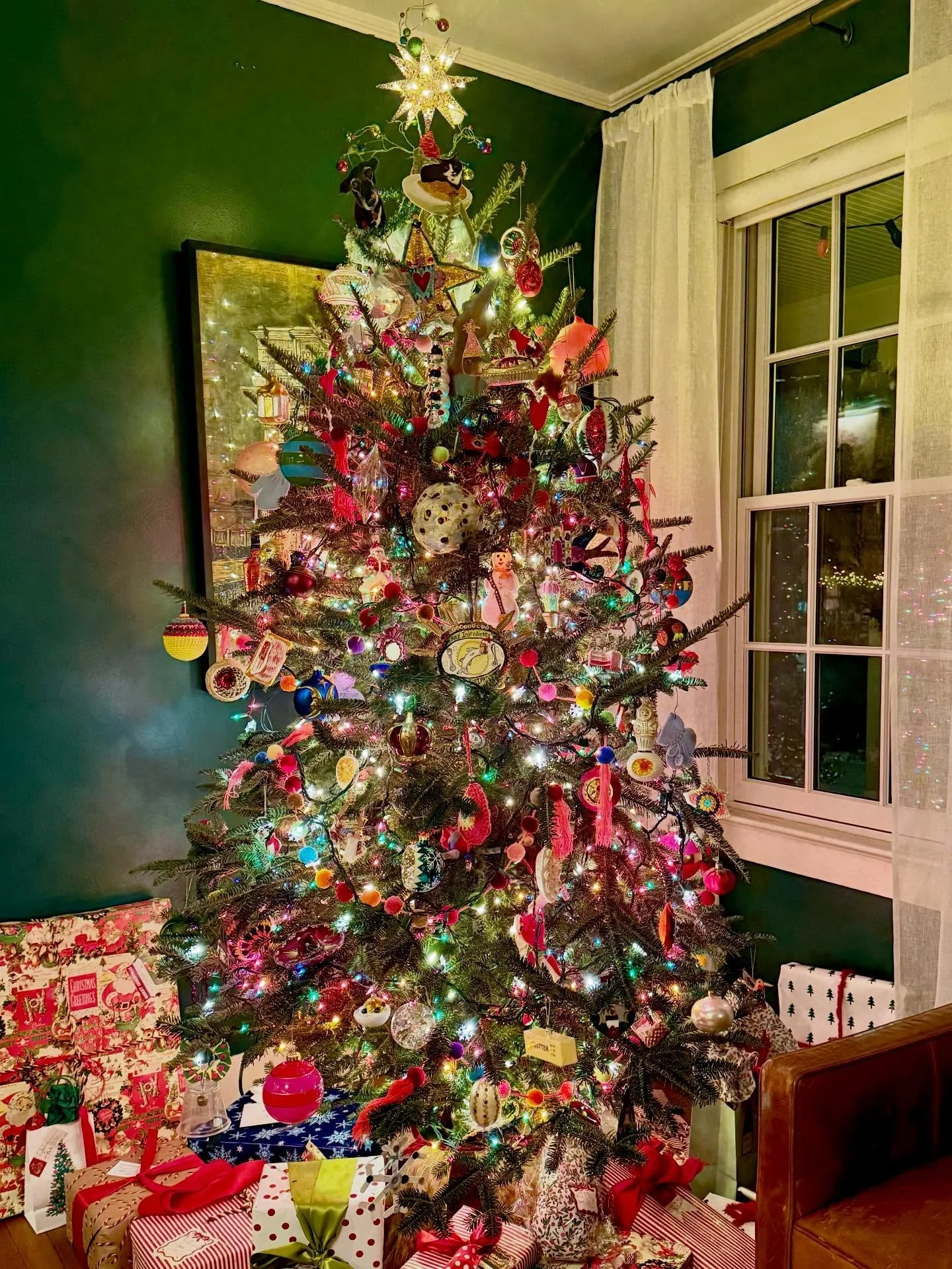 Our tree made extra fabulous by @leeharperoxford rendering of our house critters and @mgbhall67 crochet and @vivianneillart @darri.d.mansel ornaments 🎄❤️💚🎄