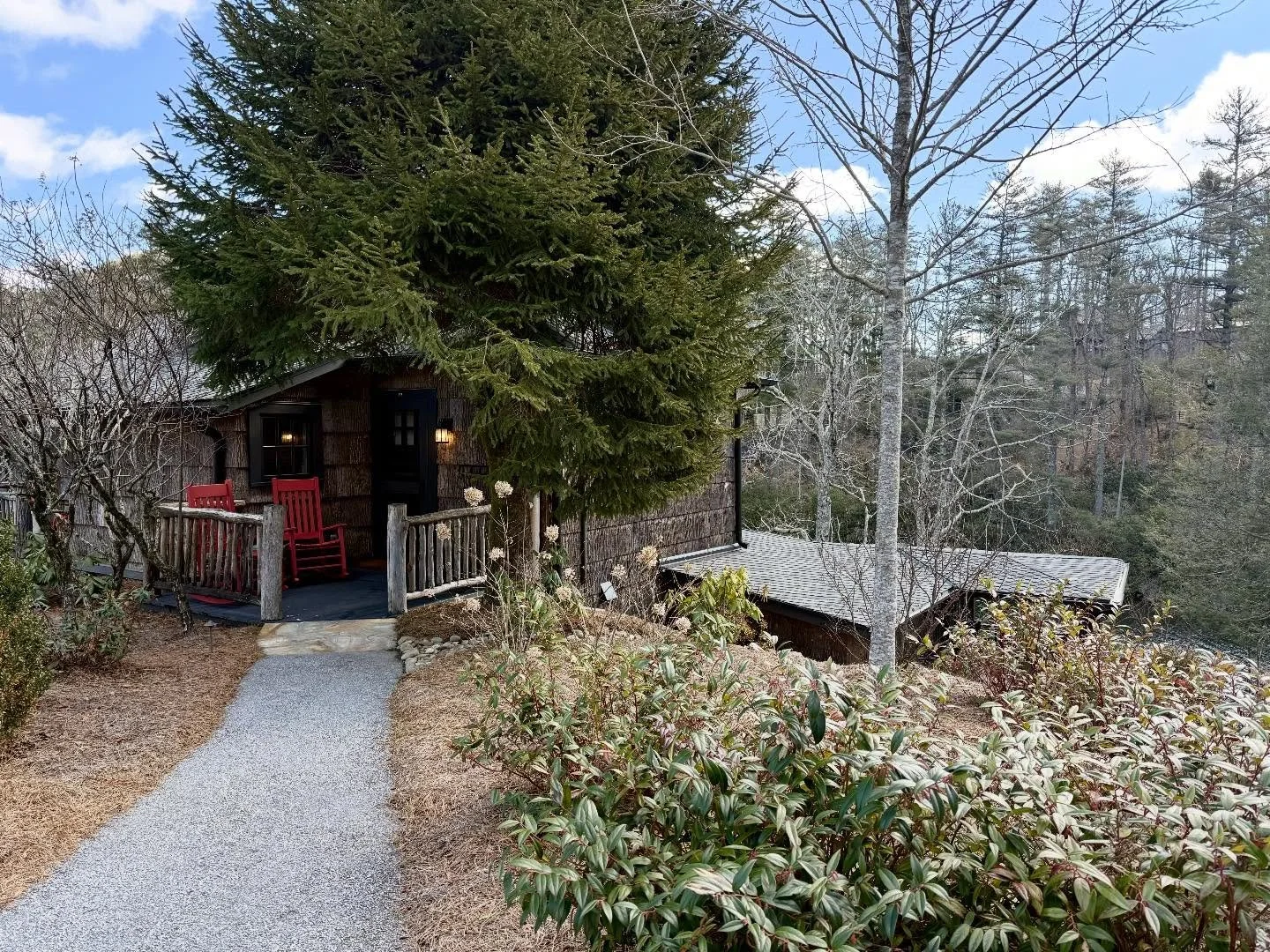 Thank goodness for a beautiful weekend with the @southfoodways at @highhamptonnc we met tons of friends and had delicious food. Enjoyed sitting with @sidmemphis and Susan for the auction, learning about wine with the amazing @jasminehirsch, eating th