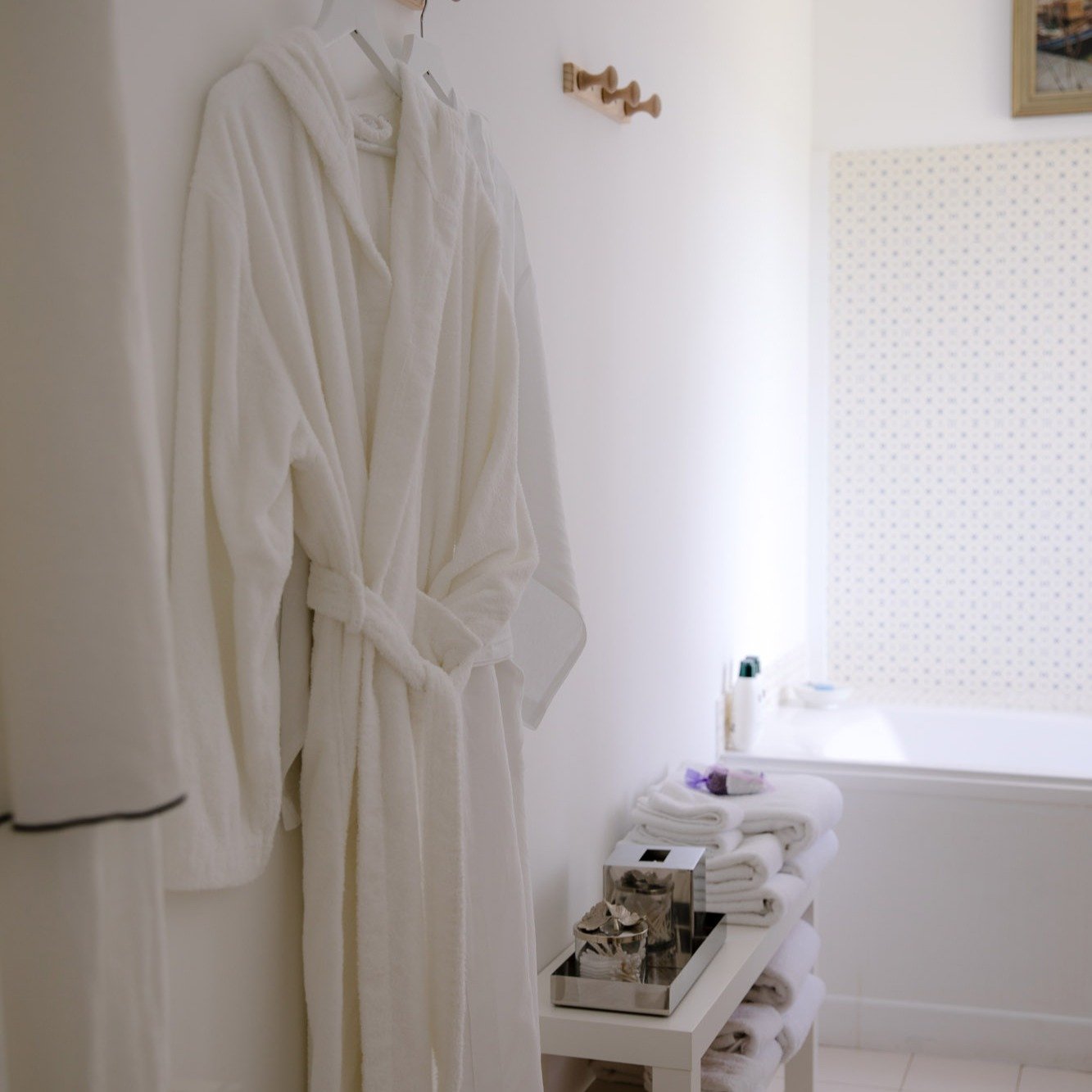 Crisp linen. Warm light. Everything quietly perfect.

#LesManibelles #RefinedLuxury #EffortlessElegance #BoutiqueEscape