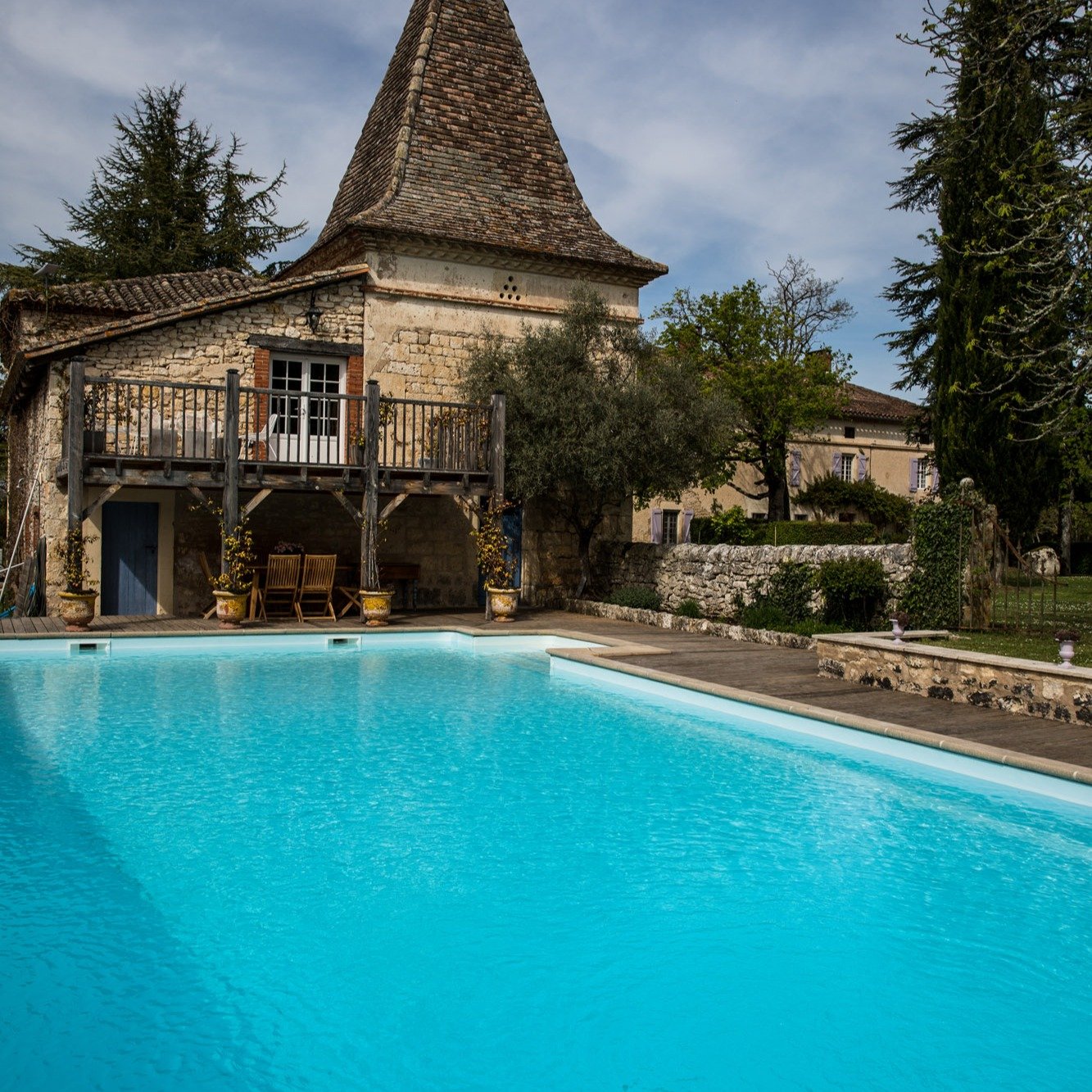 Stone, stillness, water. A pause between worlds.
#LesManibelles #QuietLuxury #EstateRetreat #FrenchElegance #HNWEscape