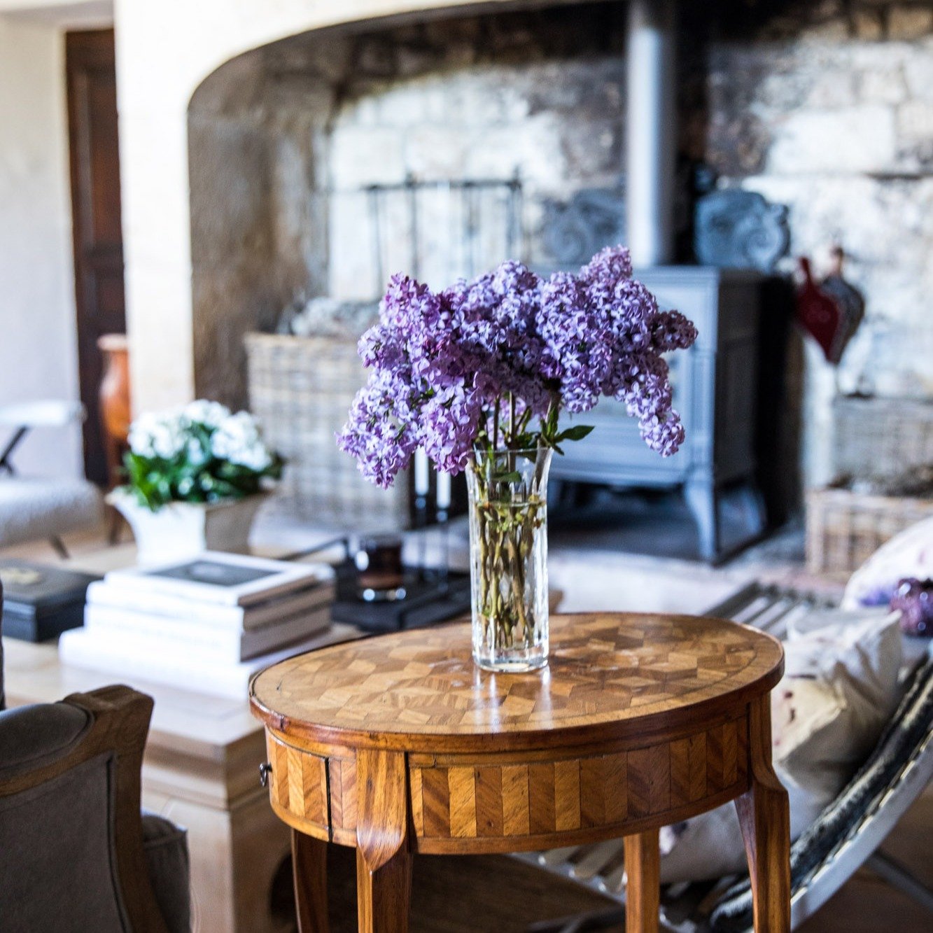A room that invites conversation and silence in equal measure.

#InteriorElegance #DesignWithSoul #FrenchInteriors #EstateLiving #CuratedSpaces