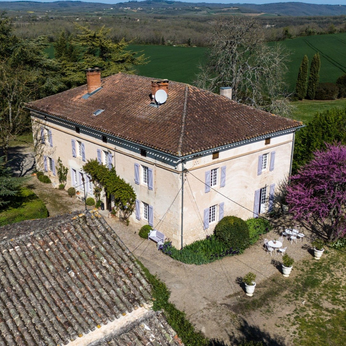 Where the land rolls gently and the light lingers longer.

#LesManibellesView #FrenchHorizon #QuietLuxury #CountryEstate #UnderstatedElegance
