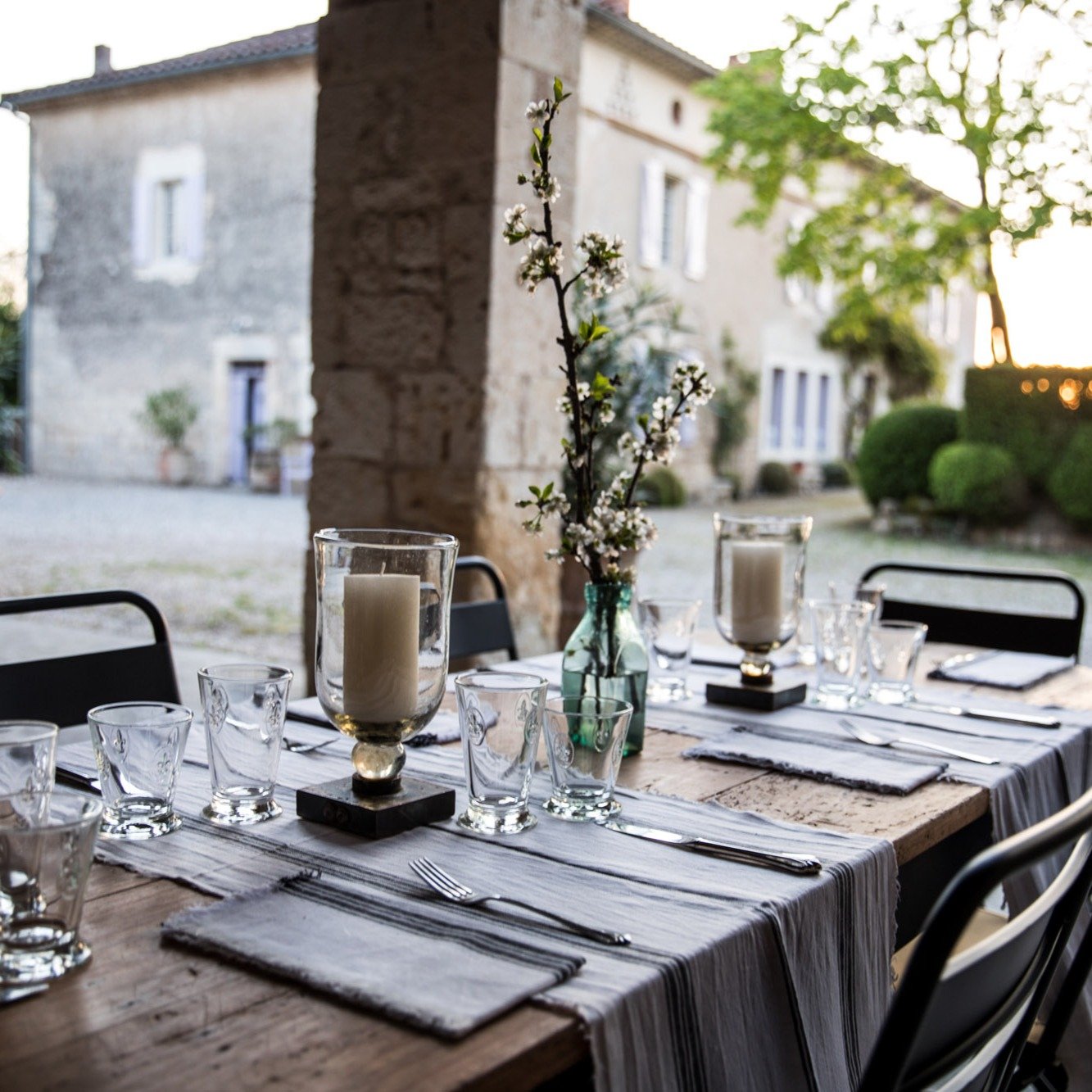 Stillness in every stone. A courtyard made for golden hours and slow mornings.

#Proven&ccedil;alCharm #LuxuryRetreat #TimelessFrance #BespokeStay #HNWLifestyle #lesmanibelles