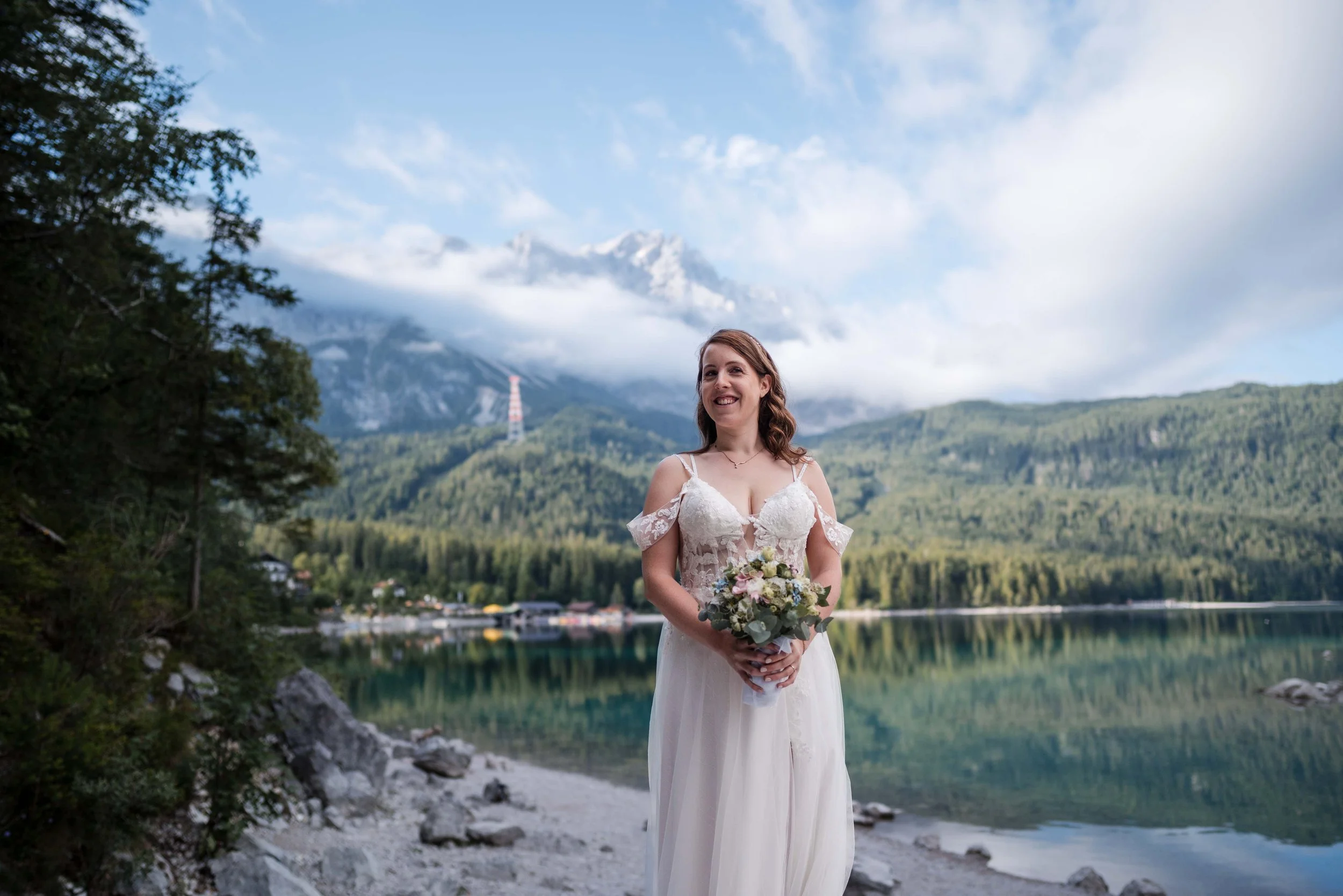 Brautpaar bei der freien Trauung am Eibsee mit Blick auf die Berge
