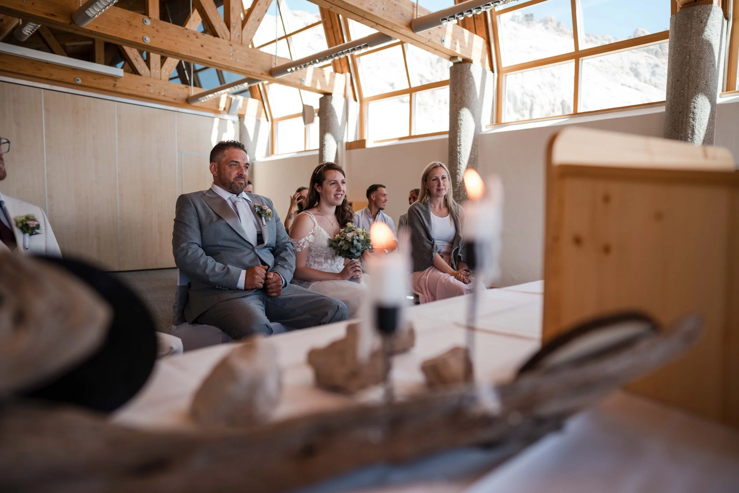 Brautpaar bei der standesamtlichen Trauung auf der Zugspitze