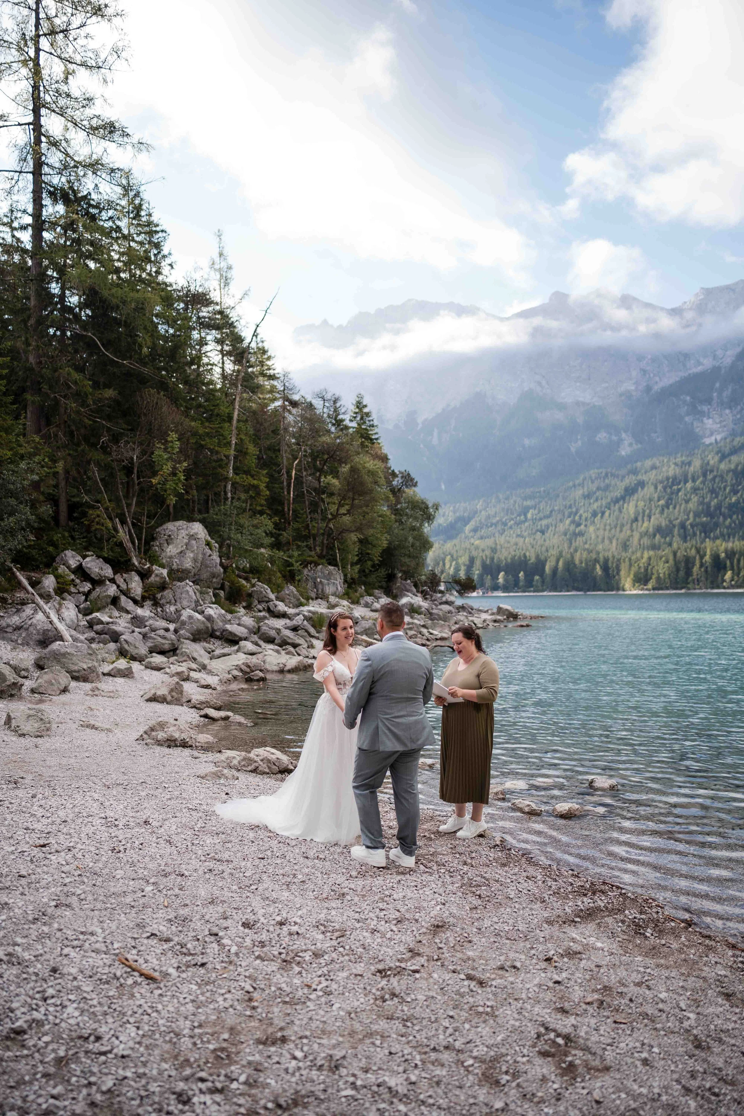 Brautpaar bei der freien Trauung am Eibsee mit Blick auf die Berge