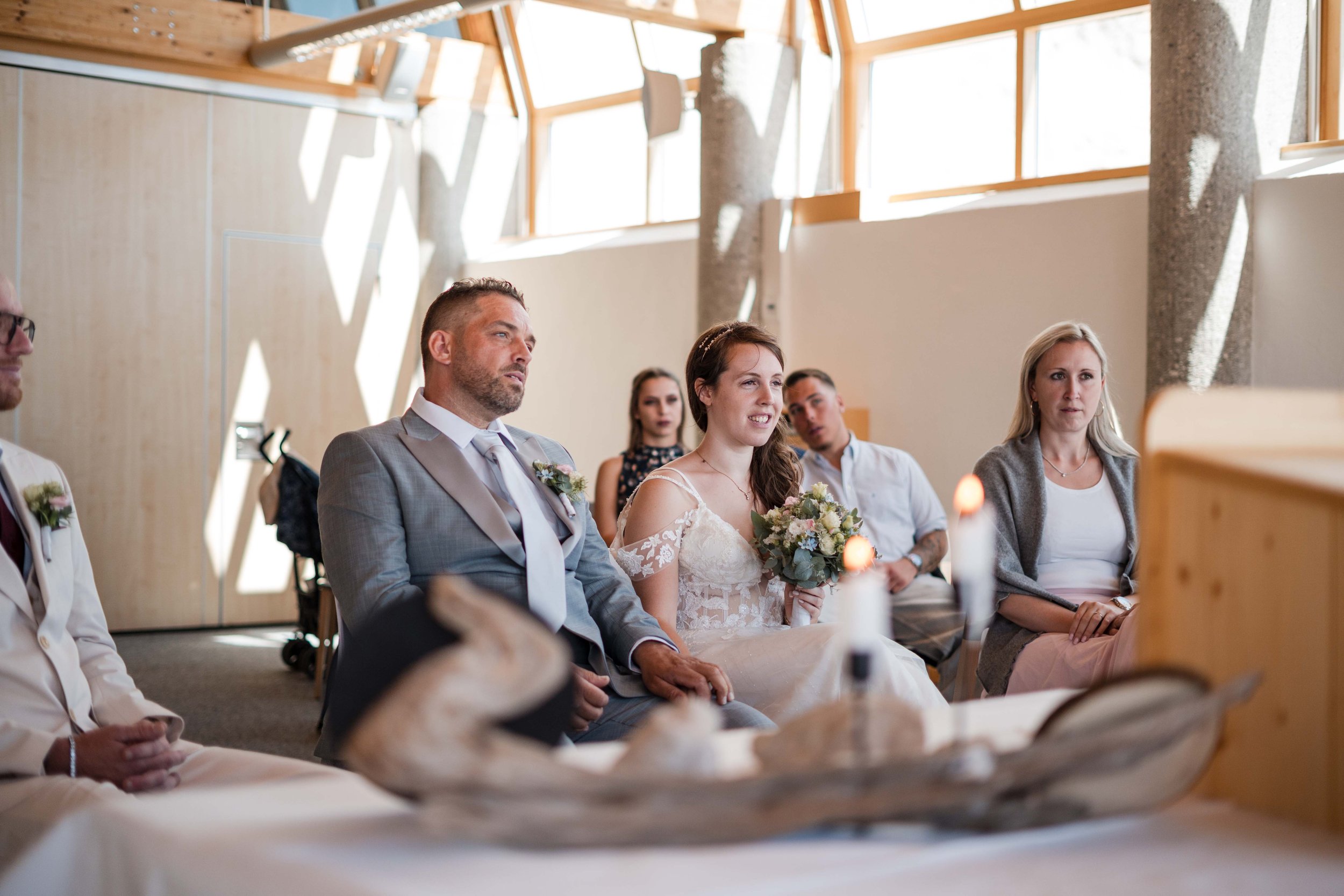 Brautpaar bei der standesamtlichen Trauung auf der Zugspitze