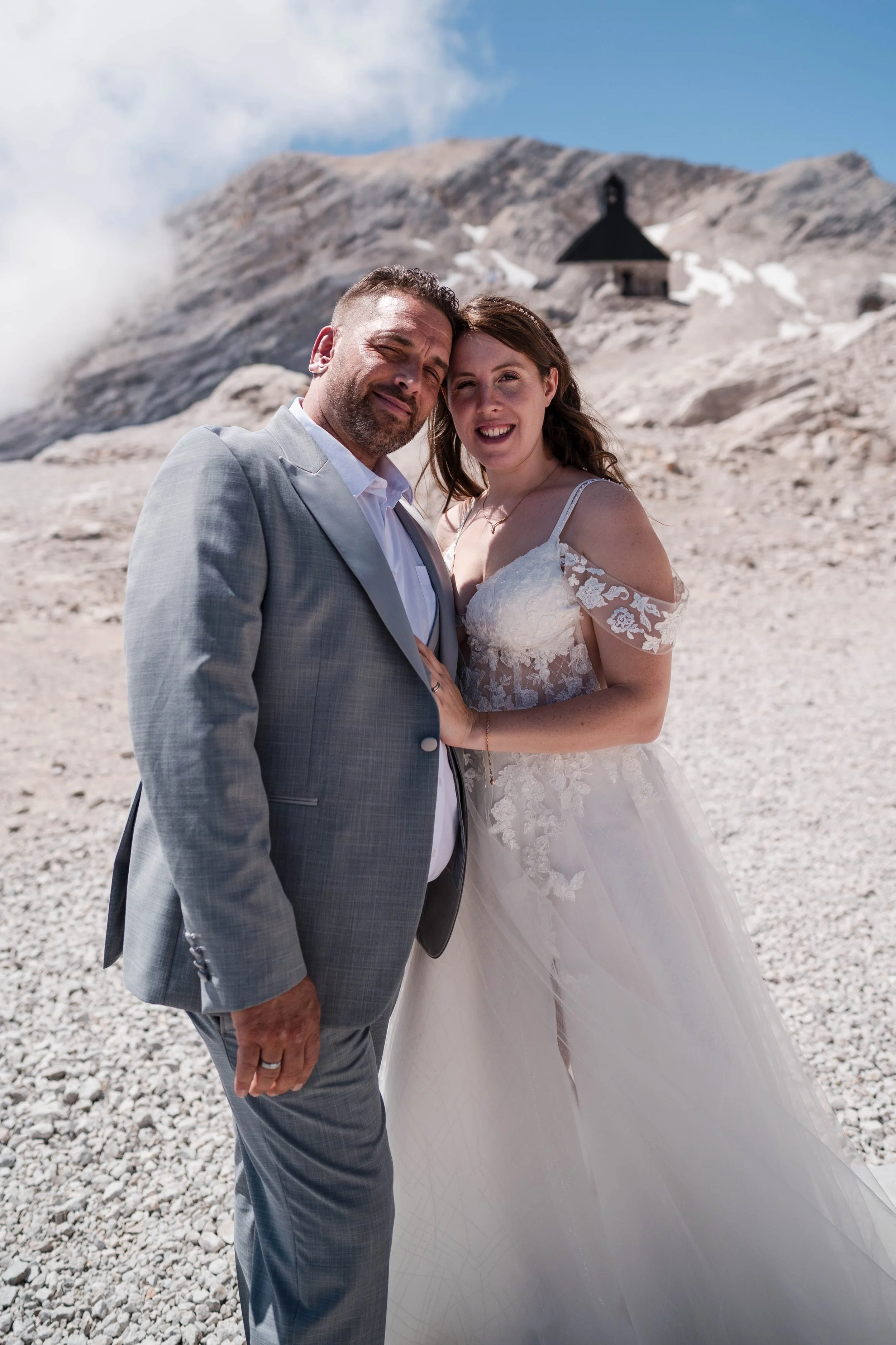 Brautpaar beim Paar-Shooting auf der Zugspitze mit Panoramablick