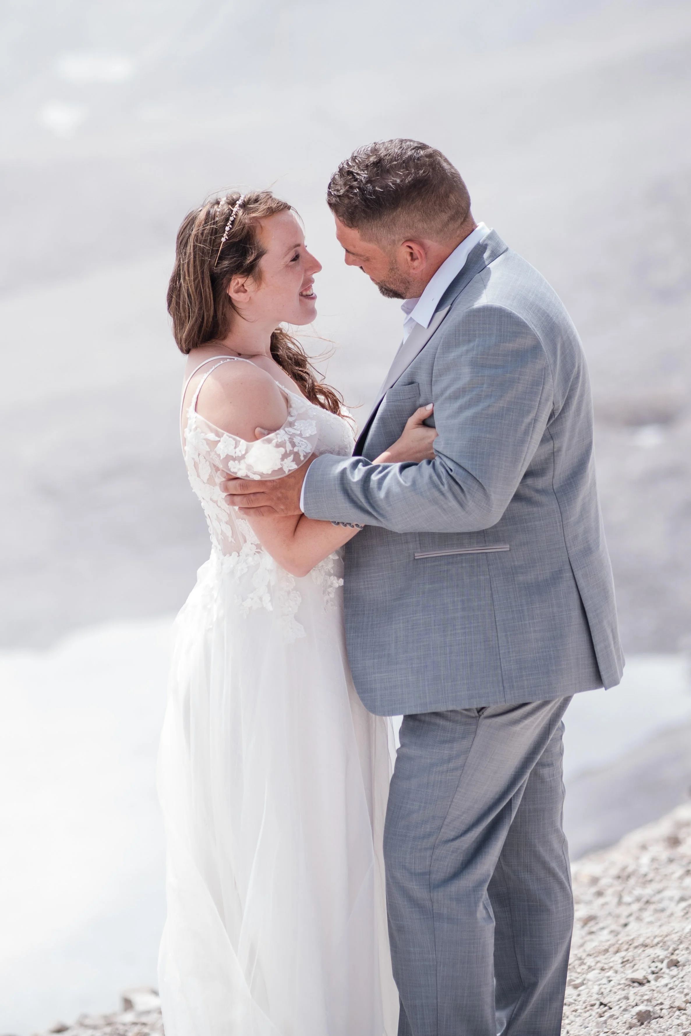 Brautpaar beim Paar-Shooting auf der Zugspitze mit Panoramablick