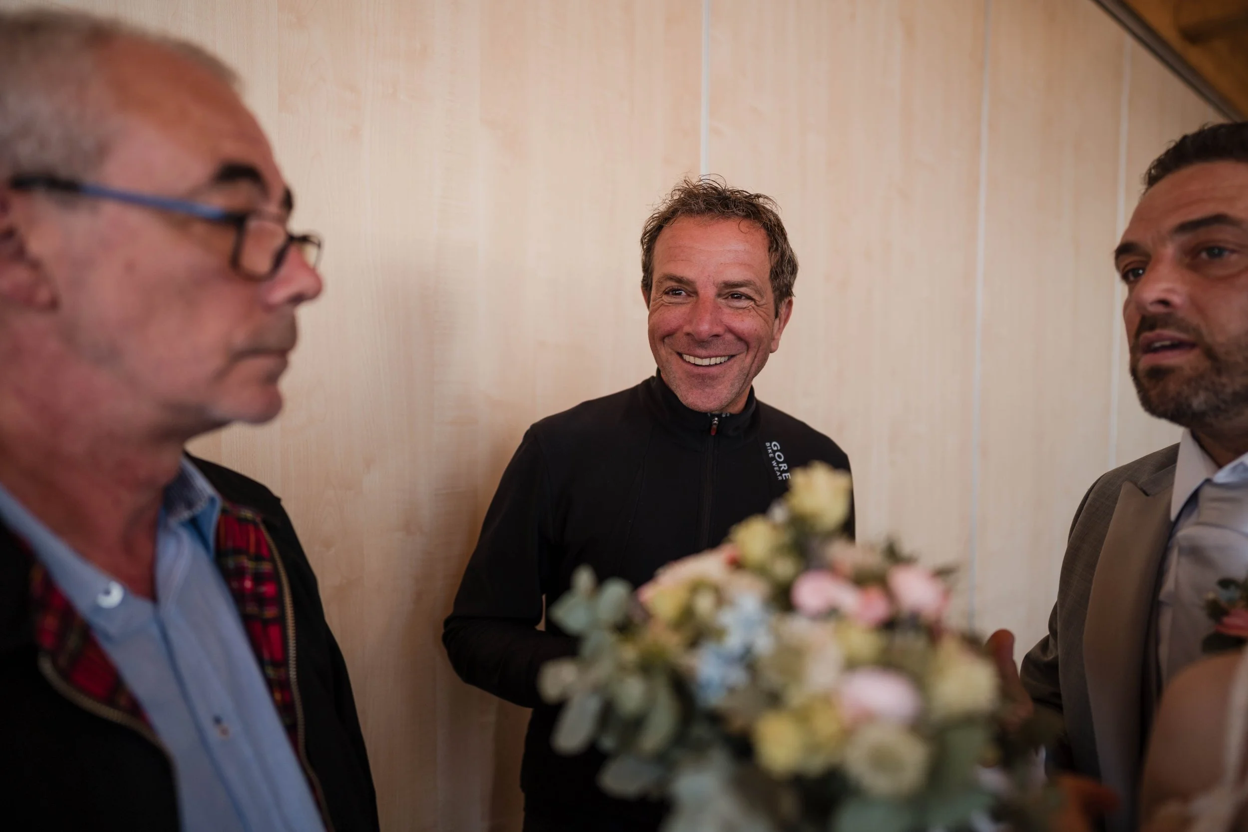 Brautpaar bei der standesamtlichen Trauung auf der Zugspitze