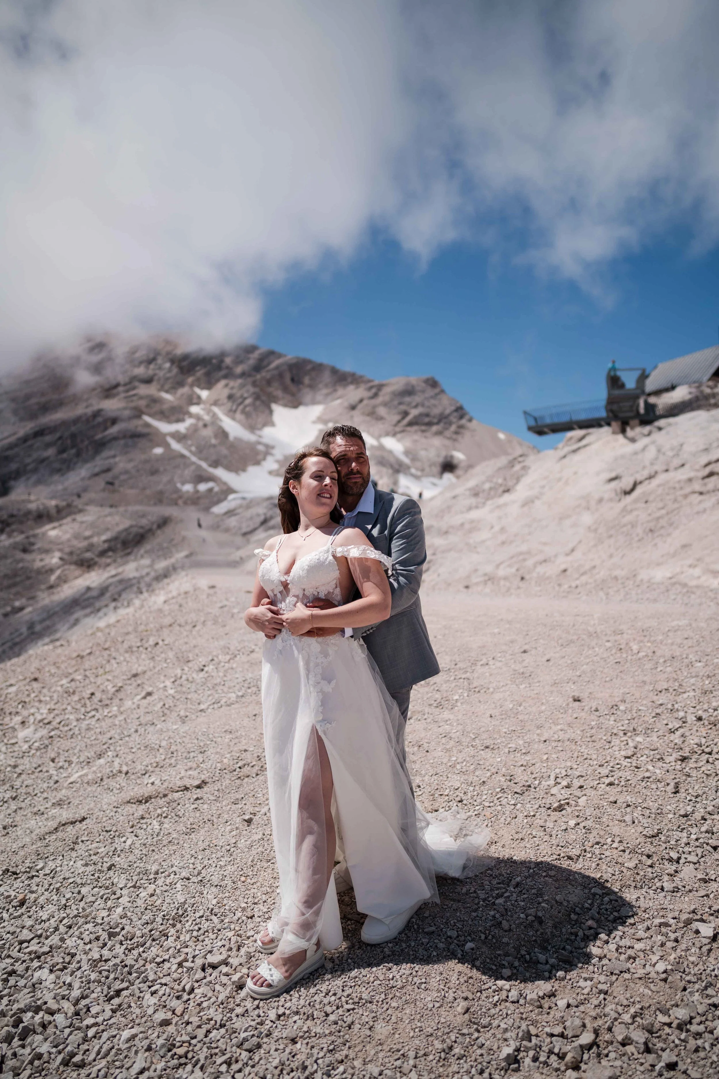 Brautpaar beim Paar-Shooting auf der Zugspitze mit Panoramablick