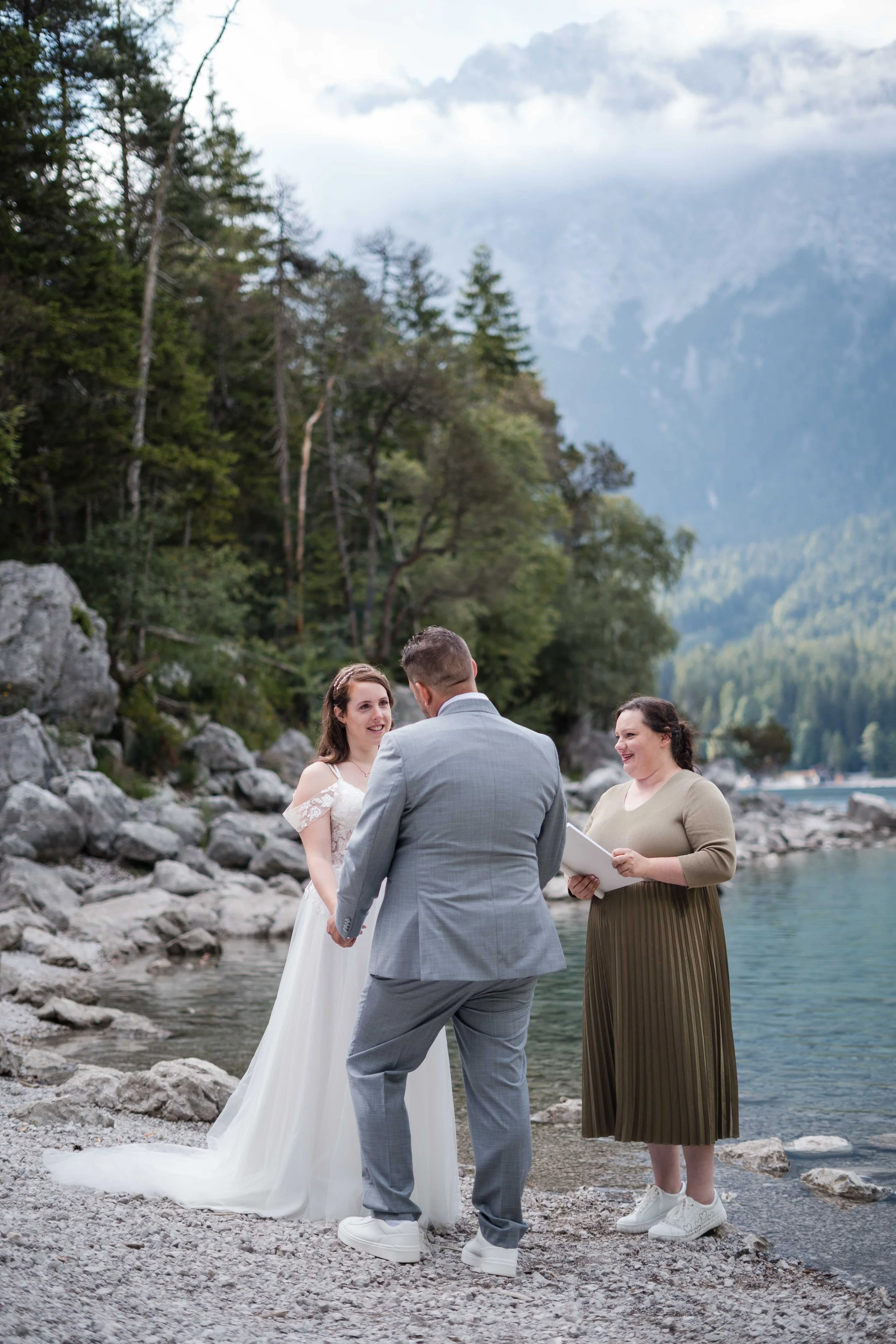 Brautpaar bei der freien Trauung am Eibsee mit Blick auf die Berge