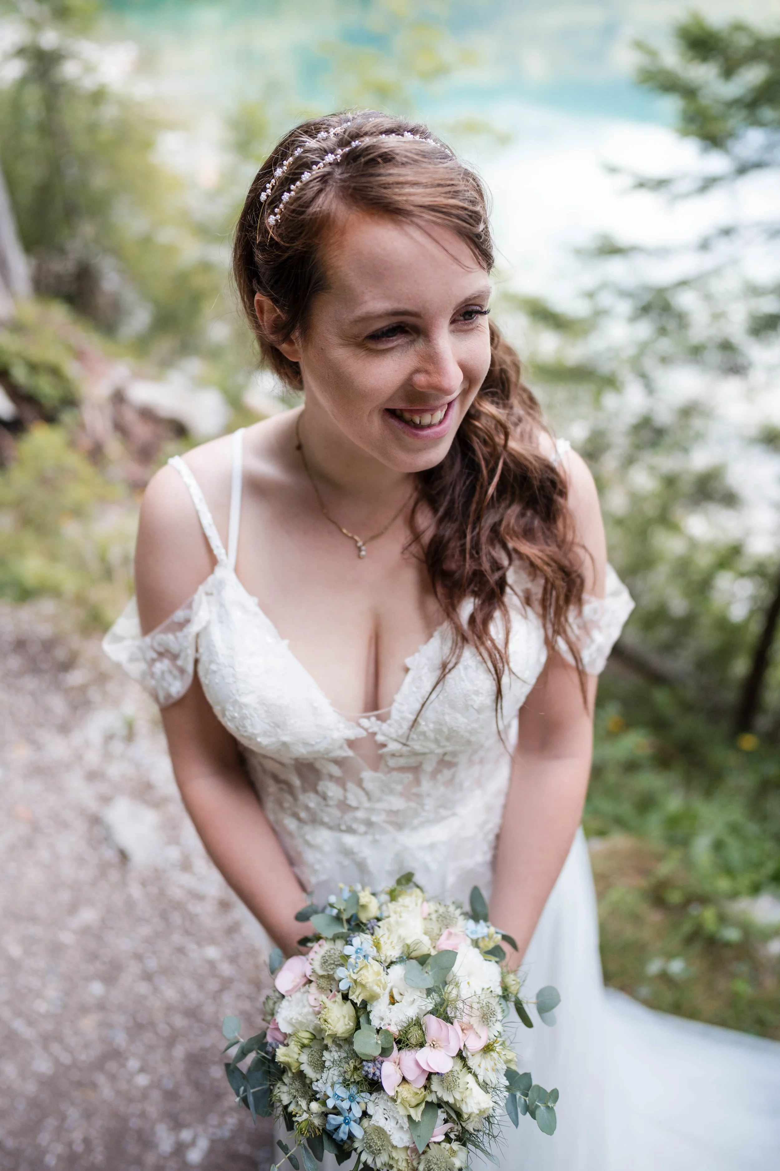 Brautpaar bei der freien Trauung am Eibsee mit Blick auf die Berge