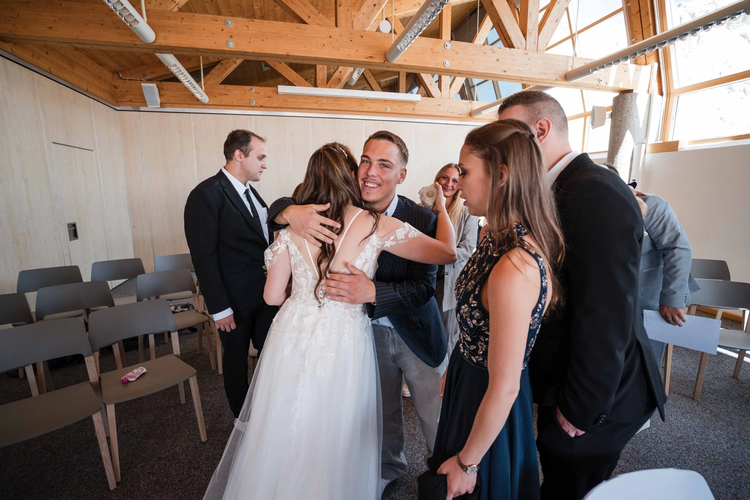 Brautpaar bei der standesamtlichen Trauung auf der Zugspitze