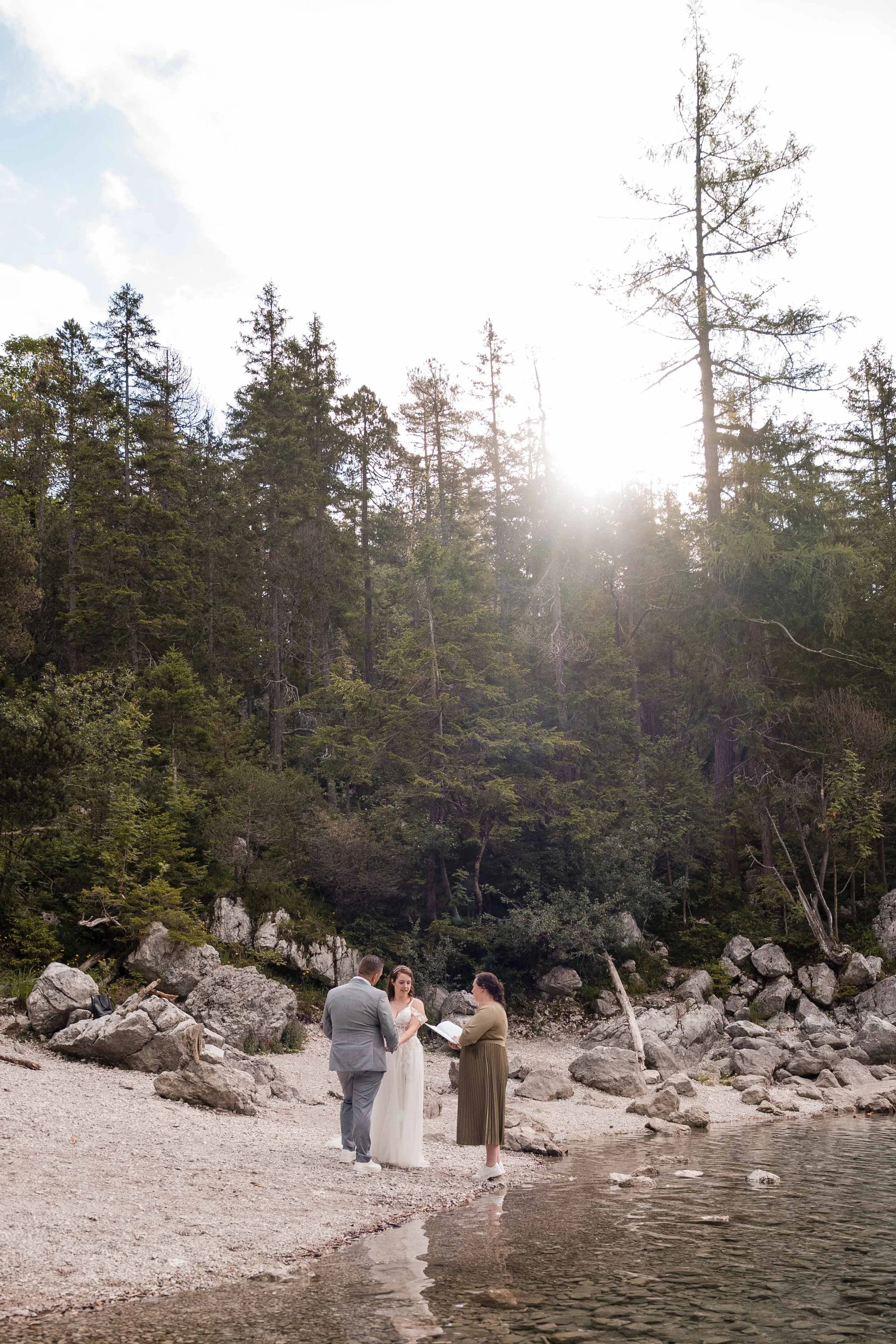 Brautpaar bei der freien Trauung am Eibsee mit Blick auf die Berge