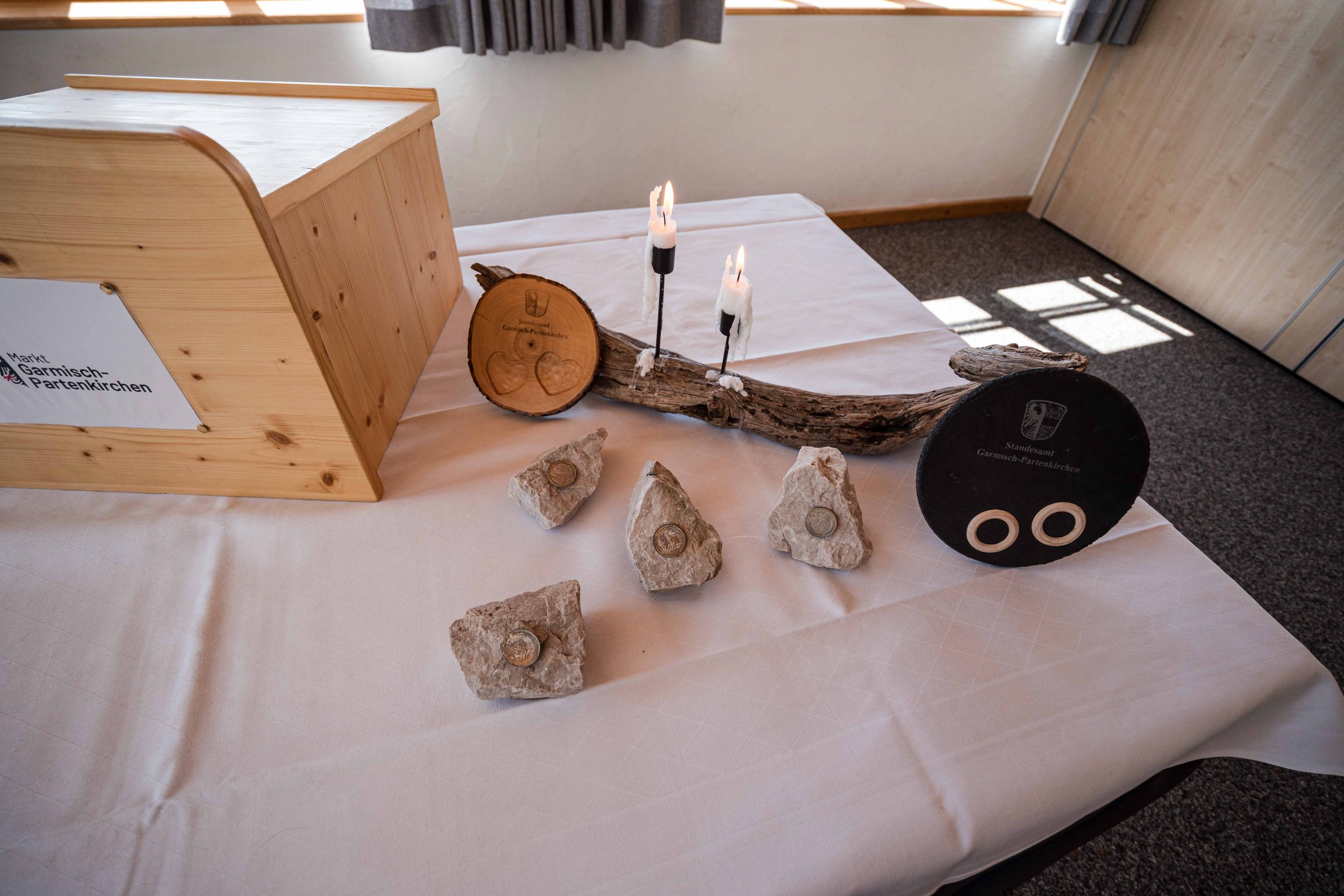 Brautpaar bei der standesamtlichen Trauung auf der Zugspitze