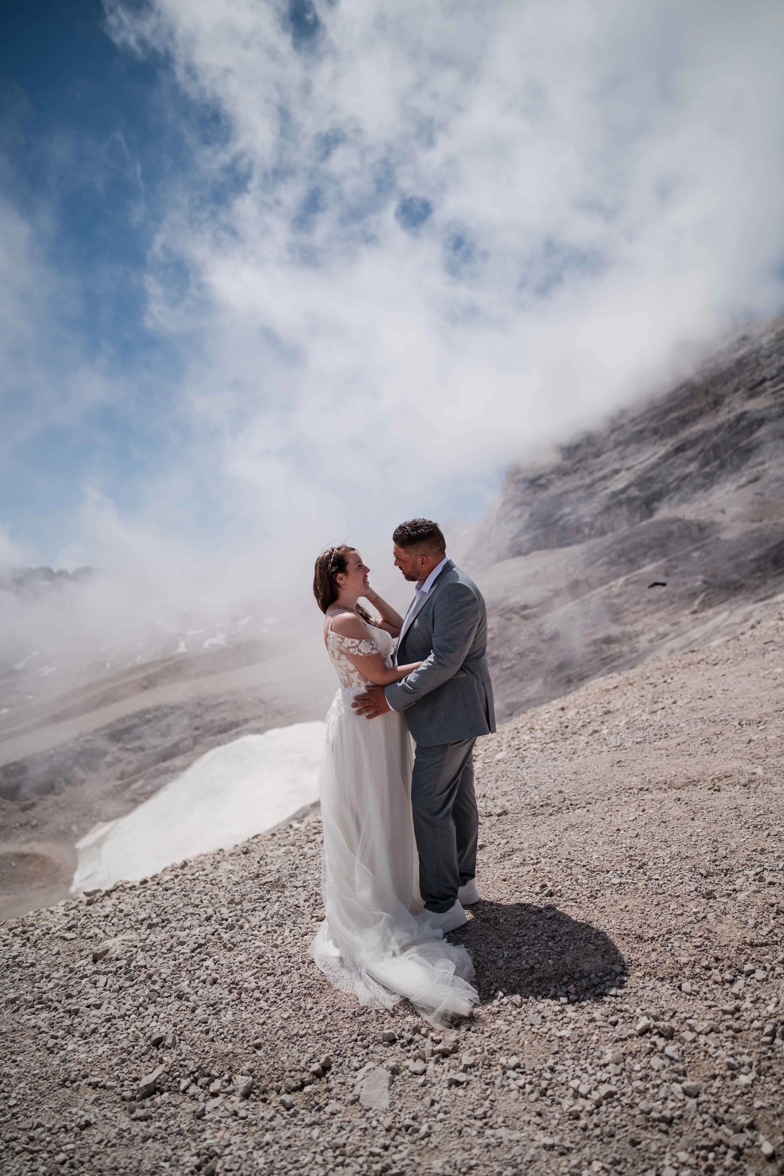 Brautpaar beim Paar-Shooting auf der Zugspitze mit Panoramablick