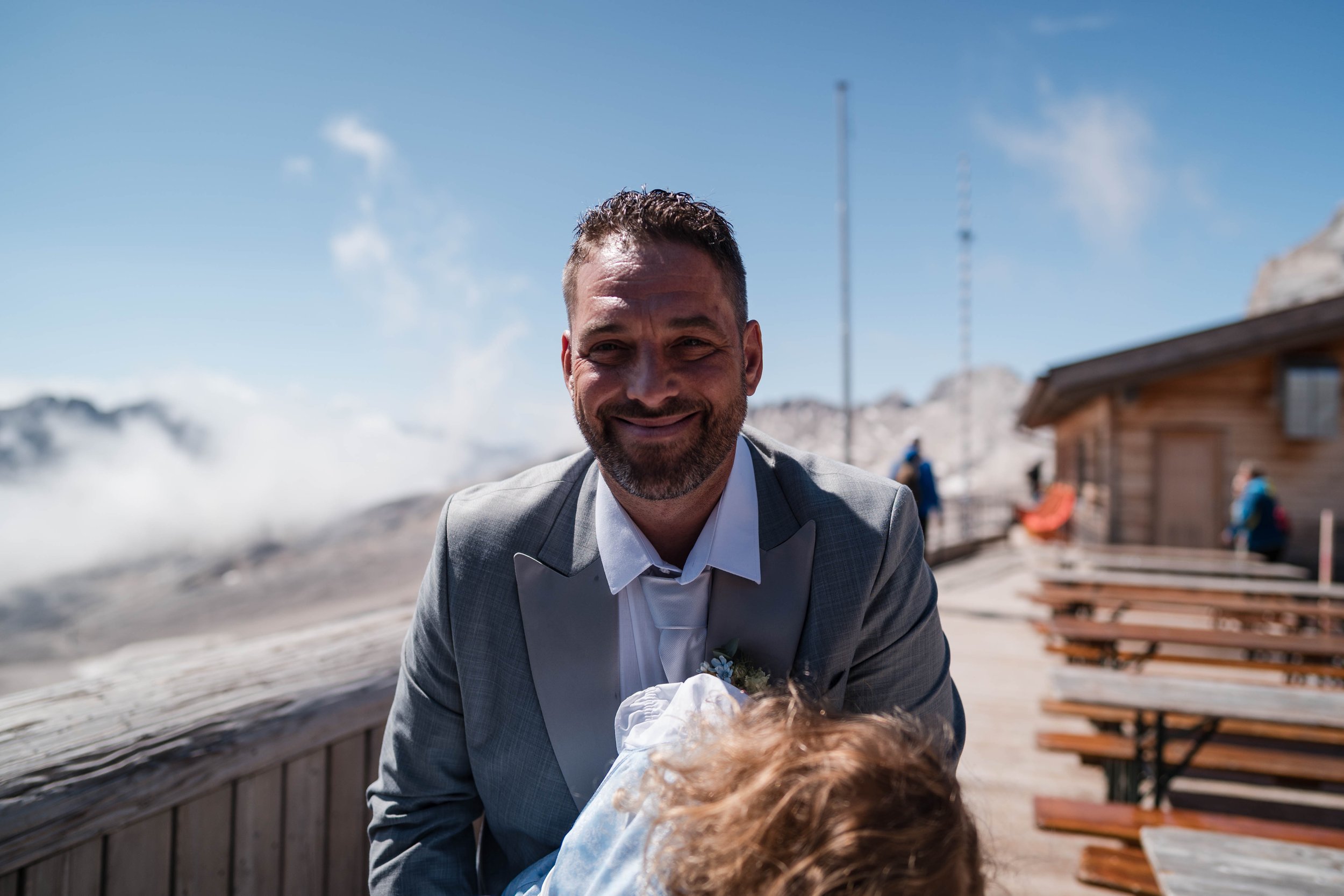 Brautpaar bei der standesamtlichen Trauung auf der Zugspitze