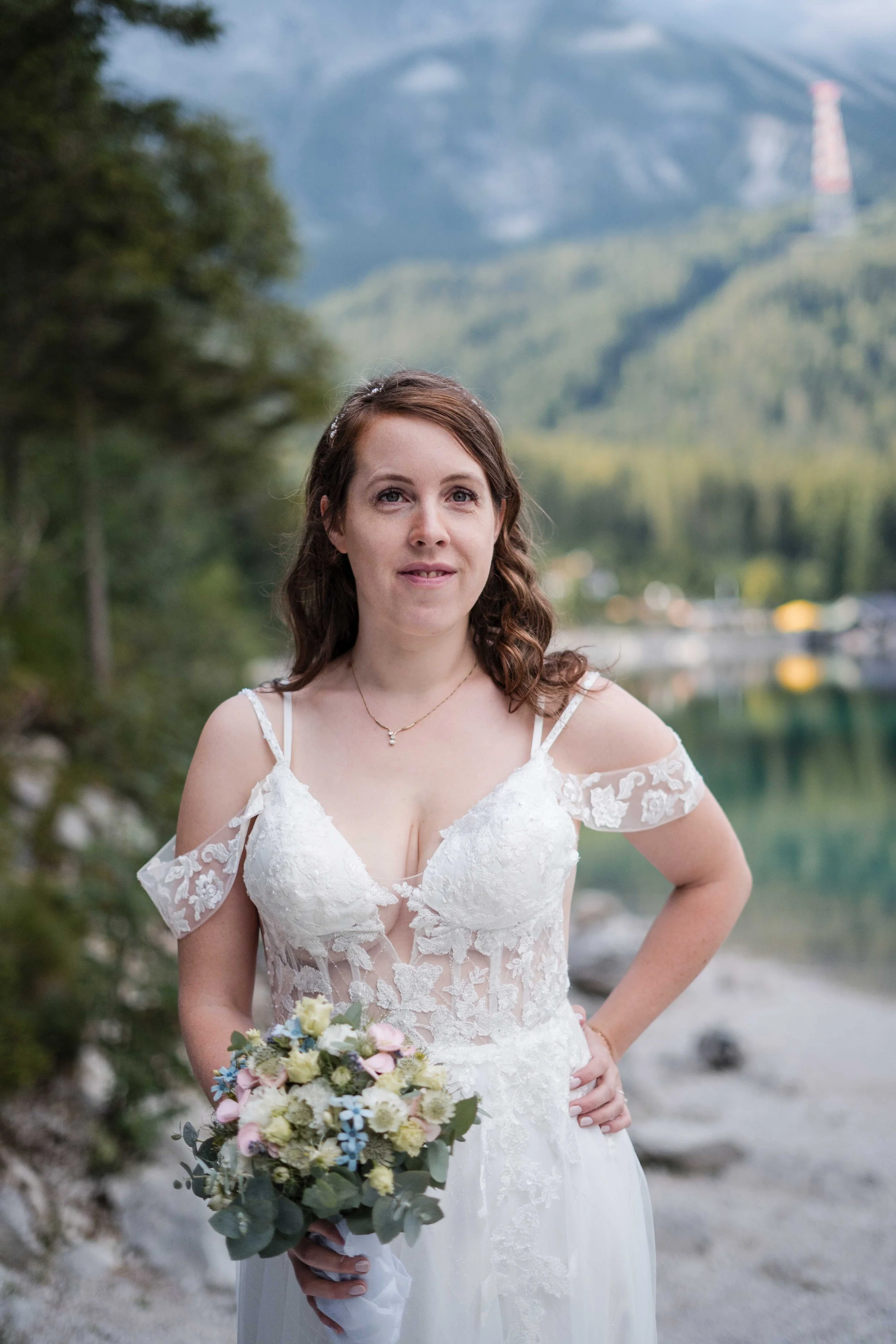 Brautpaar bei der freien Trauung am Eibsee mit Blick auf die Berge