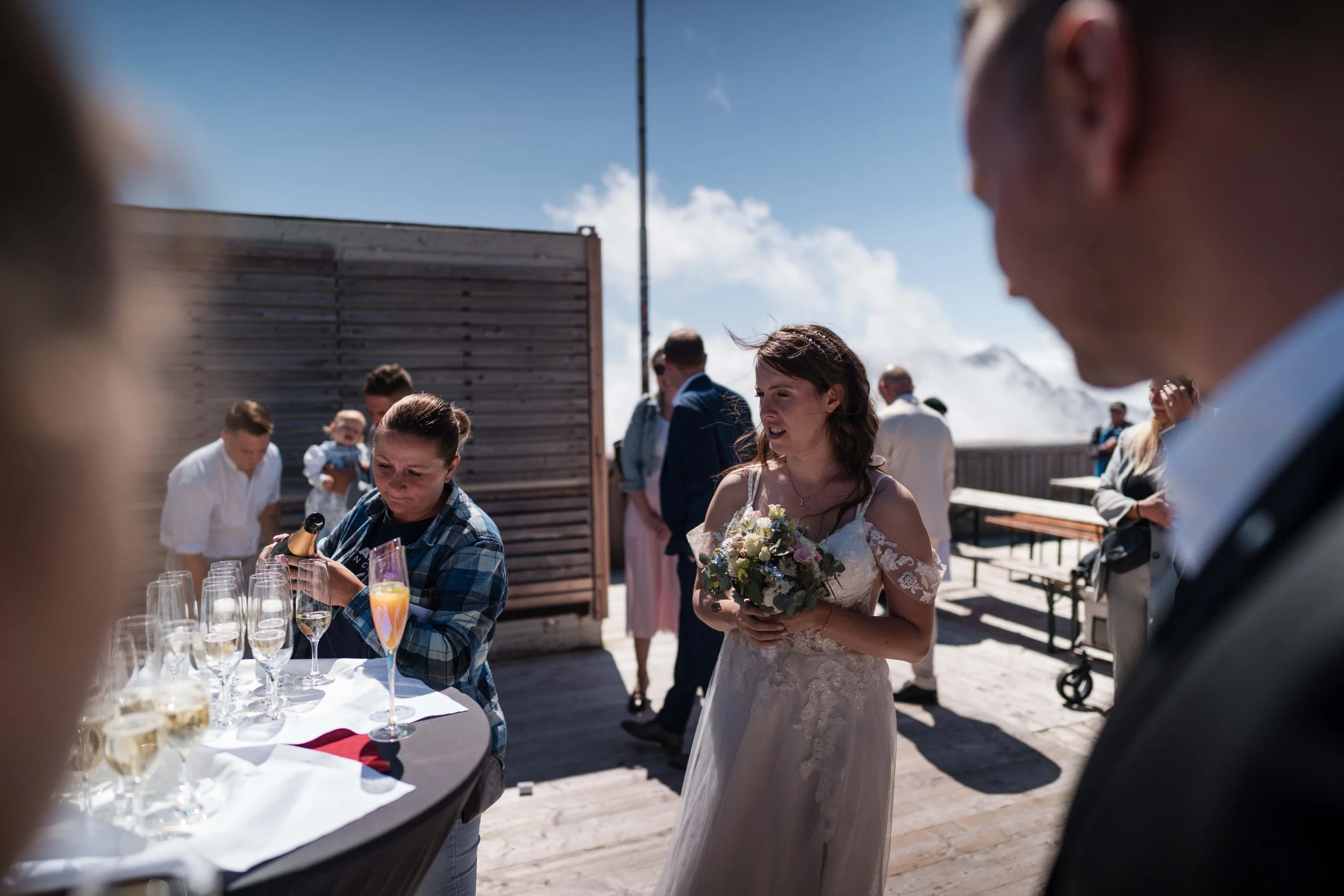 Brautpaar bei der standesamtlichen Trauung auf der Zugspitze