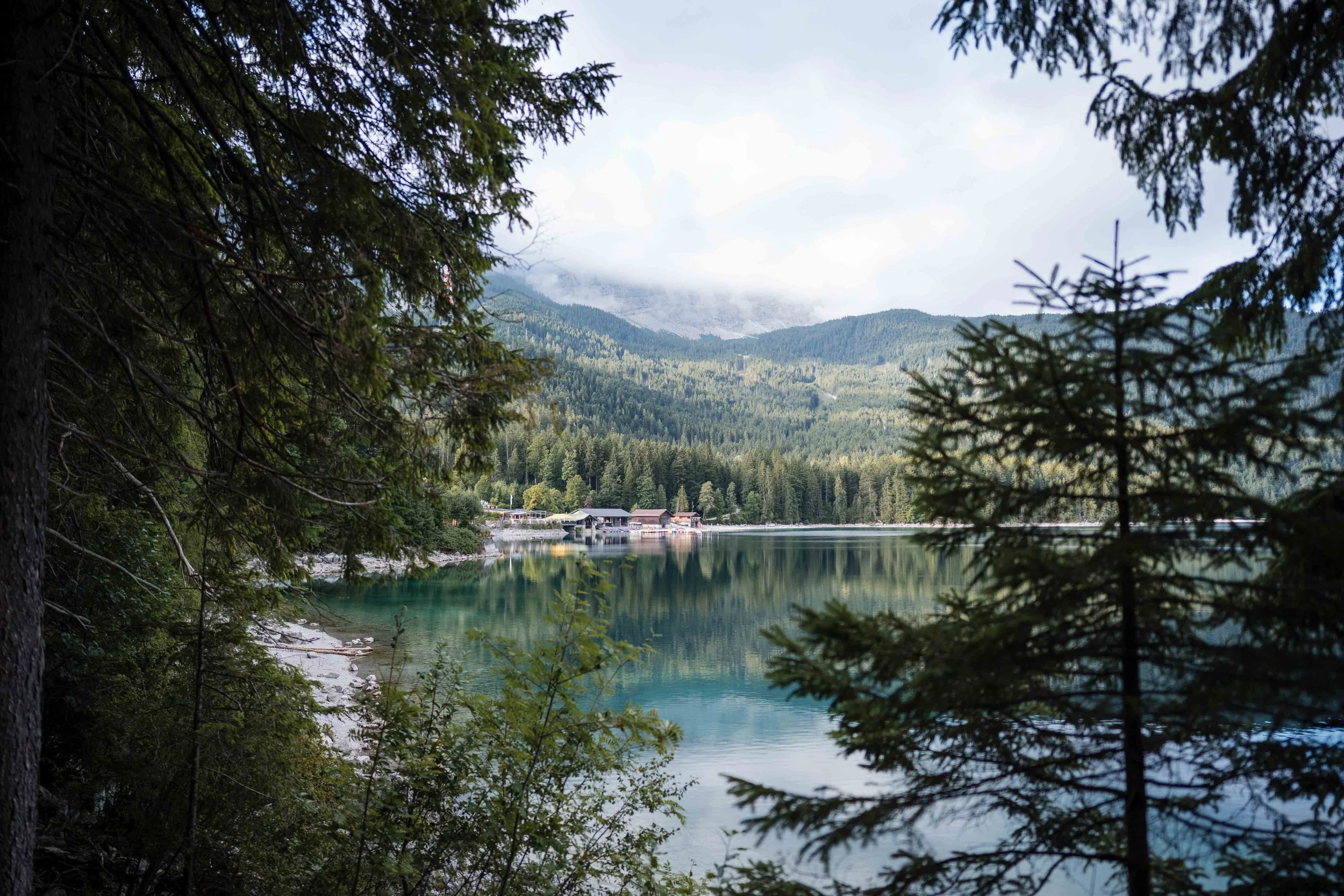 Brautpaar bei der freien Trauung am Eibsee mit Blick auf die Berge