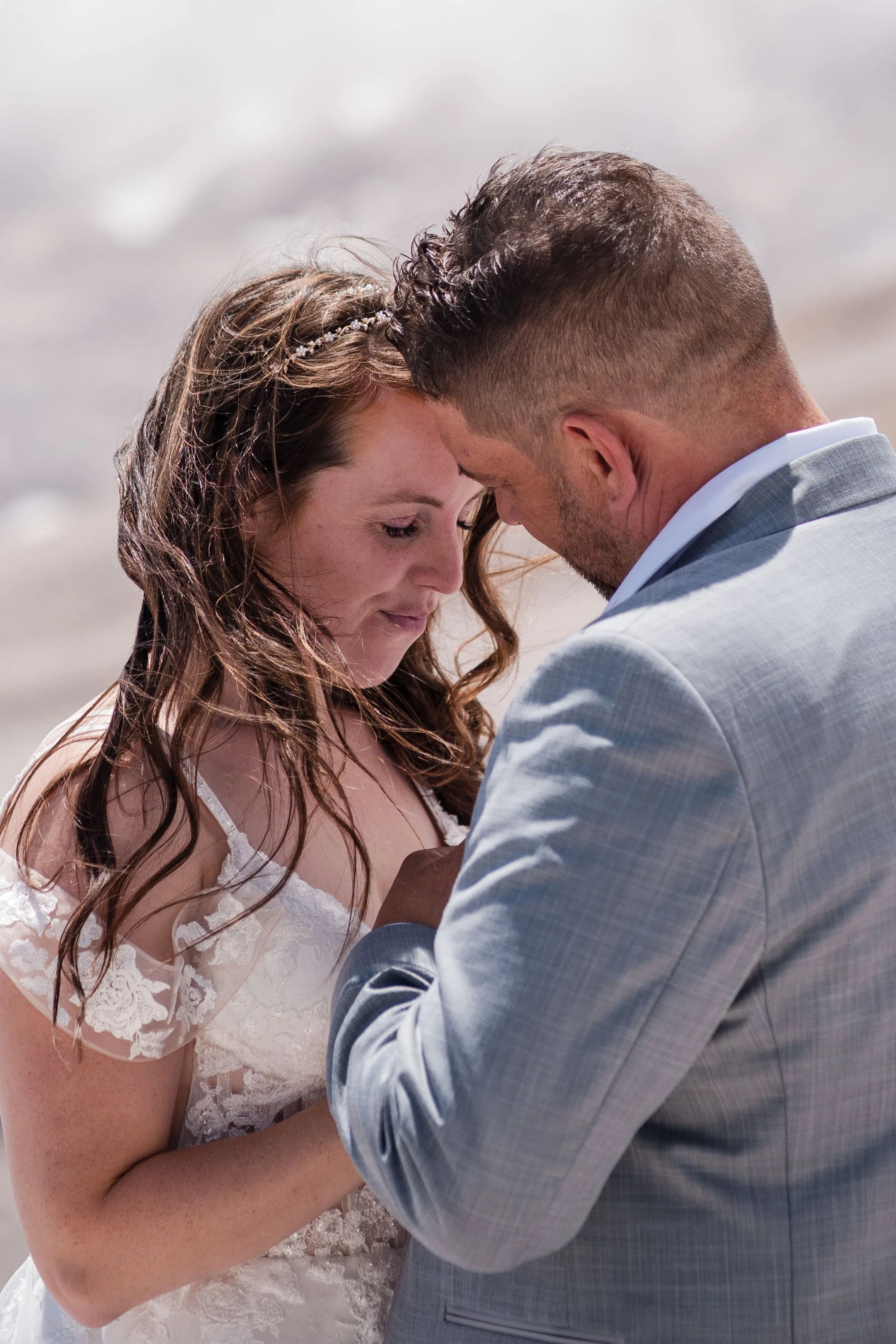 Brautpaar beim Paar-Shooting auf der Zugspitze mit Panoramablick