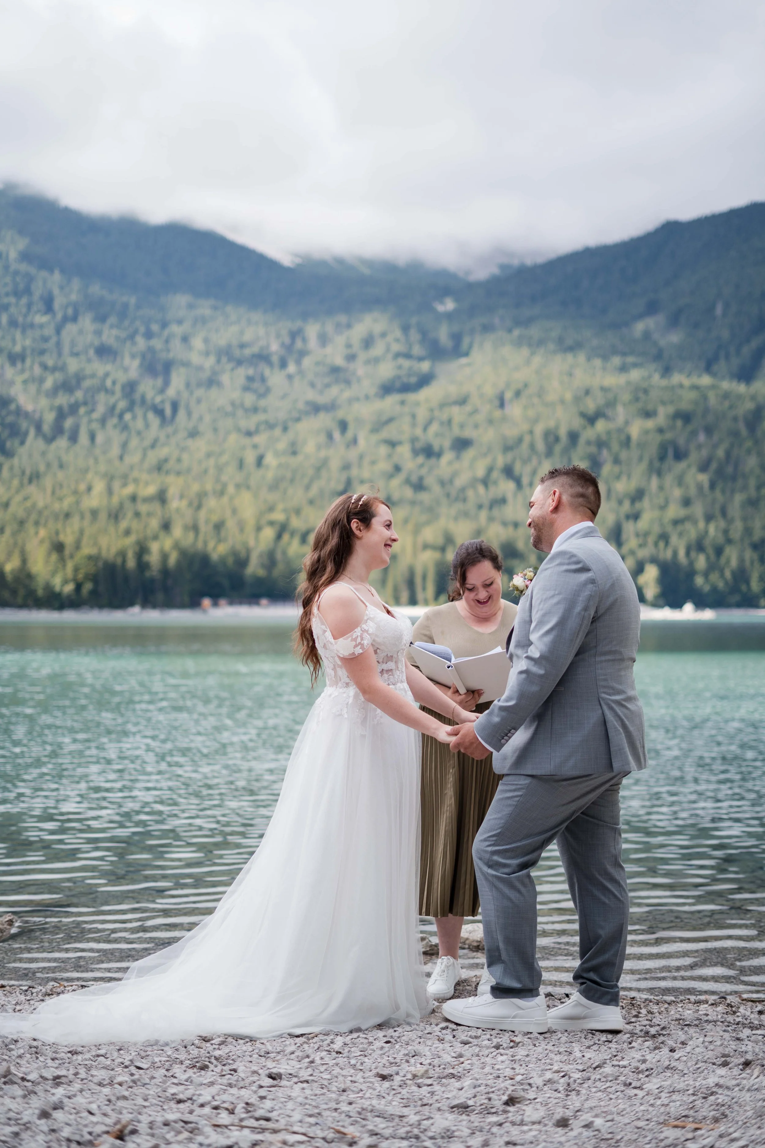 Brautpaar bei der freien Trauung am Eibsee mit Blick auf die Berge
