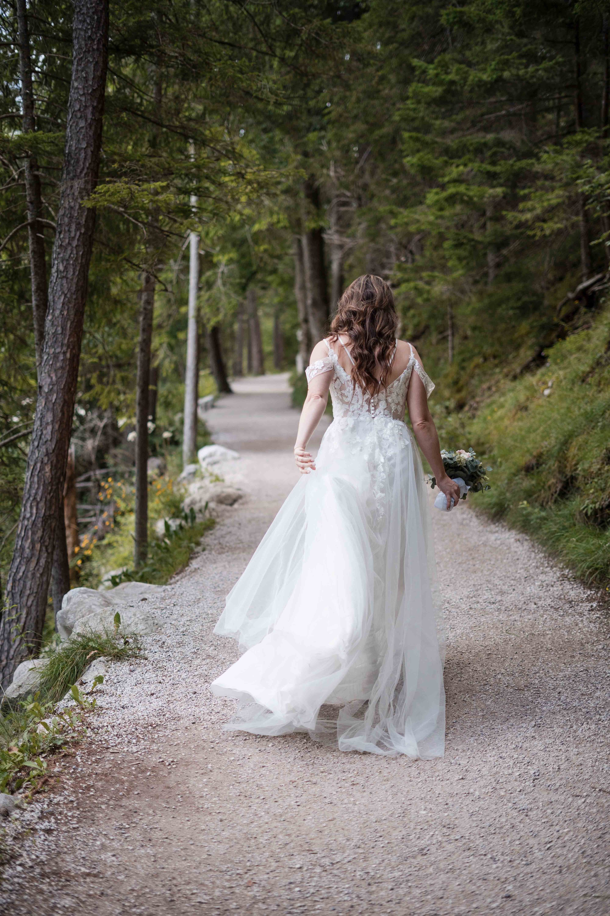 Brautpaar bei der freien Trauung am Eibsee mit Blick auf die Berge