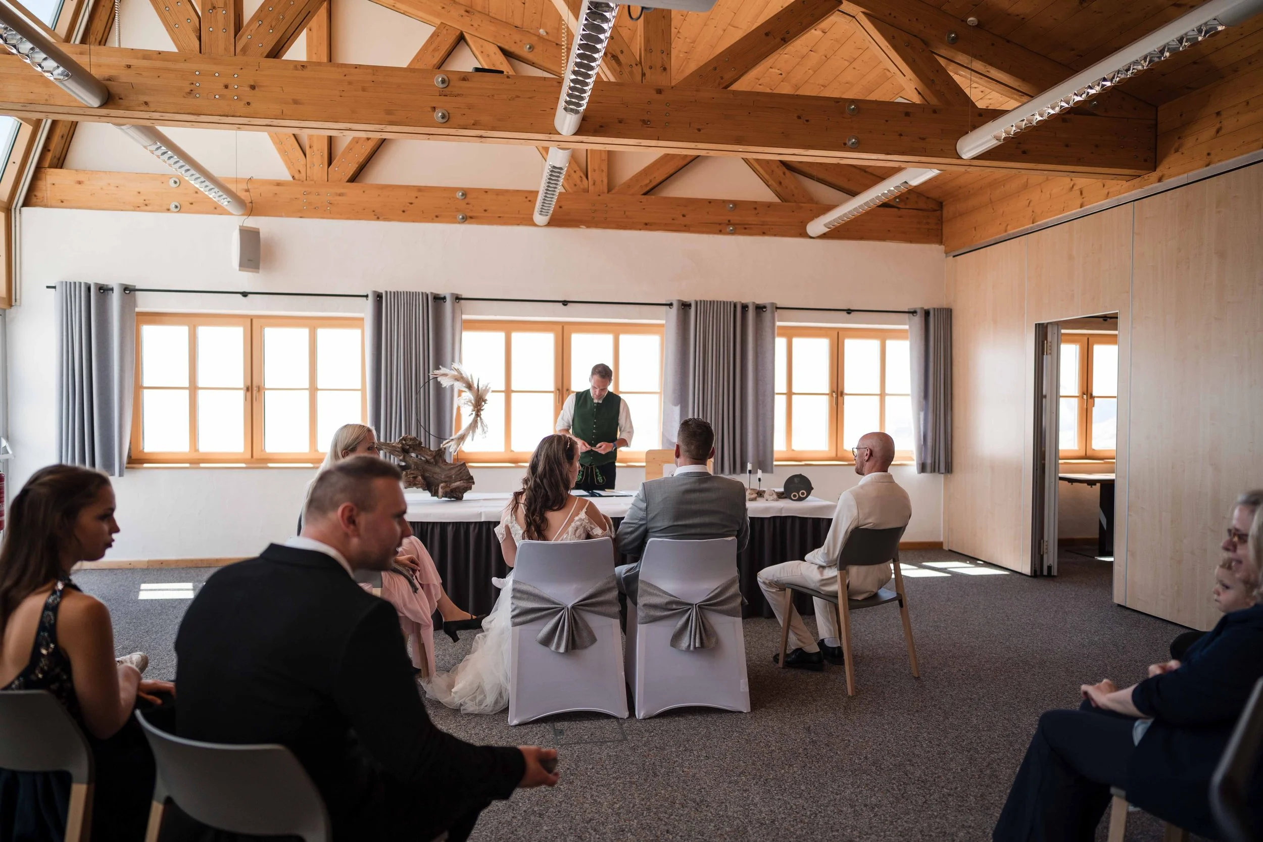 Brautpaar bei der standesamtlichen Trauung auf der Zugspitze