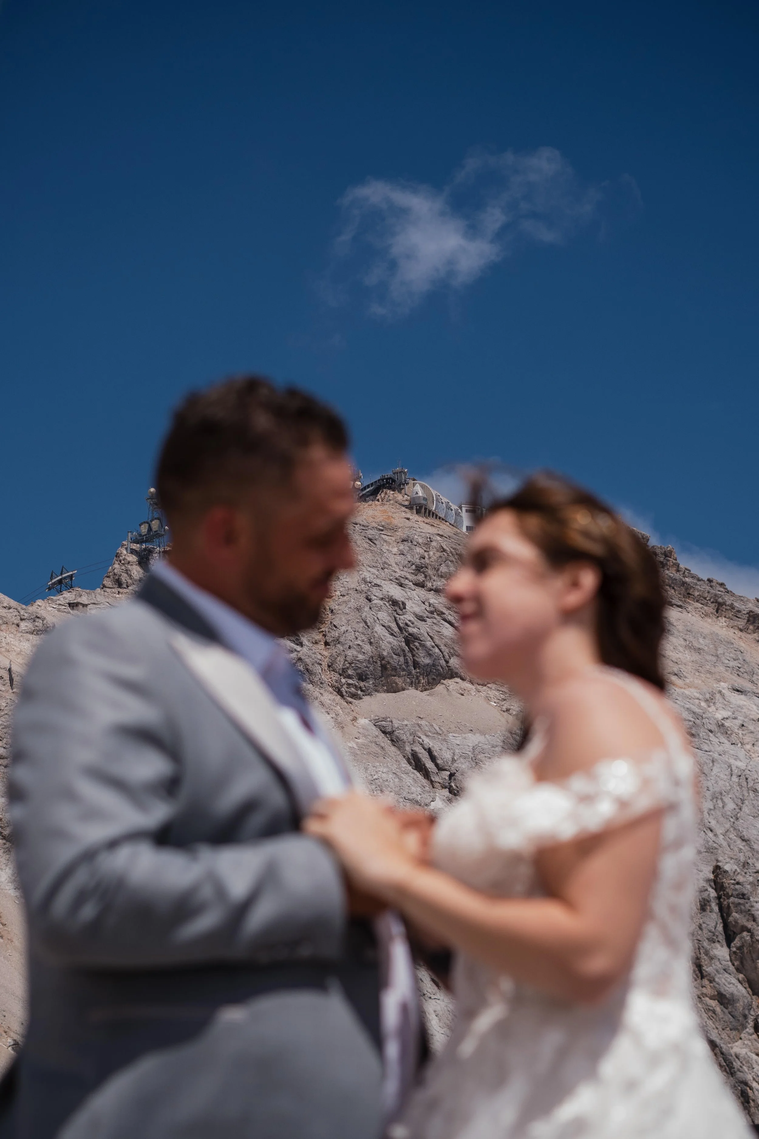 Brautpaar beim Paar-Shooting auf der Zugspitze mit Panoramablick